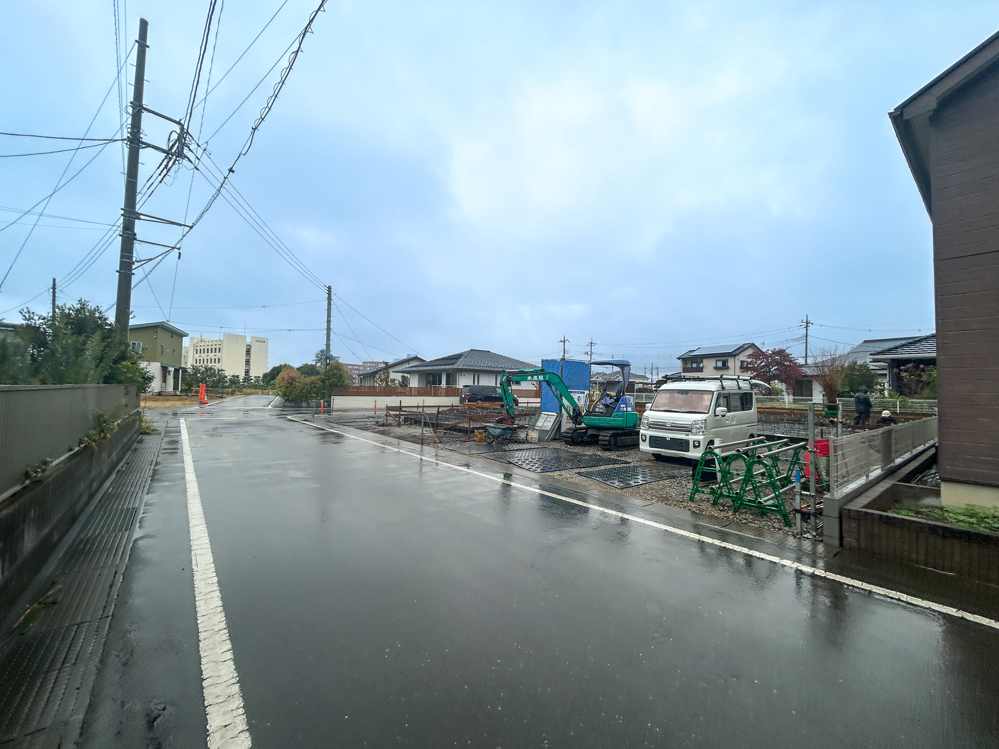 高崎市倉賀野町　新築住宅全2棟の前面道路含む現地写真|低層の一戸建てを中心とした街並みが整然と続き、周辺は高い建物が建っていないので、採光や開放性に恵まれ、空が広く緑の多い閑静な趣を感じる環境です。

