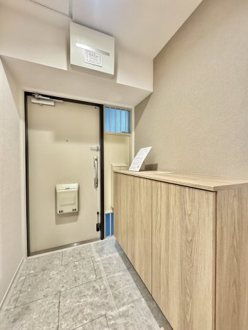 シーアイハイツ南千里C棟の玄関|収納もある玄関です