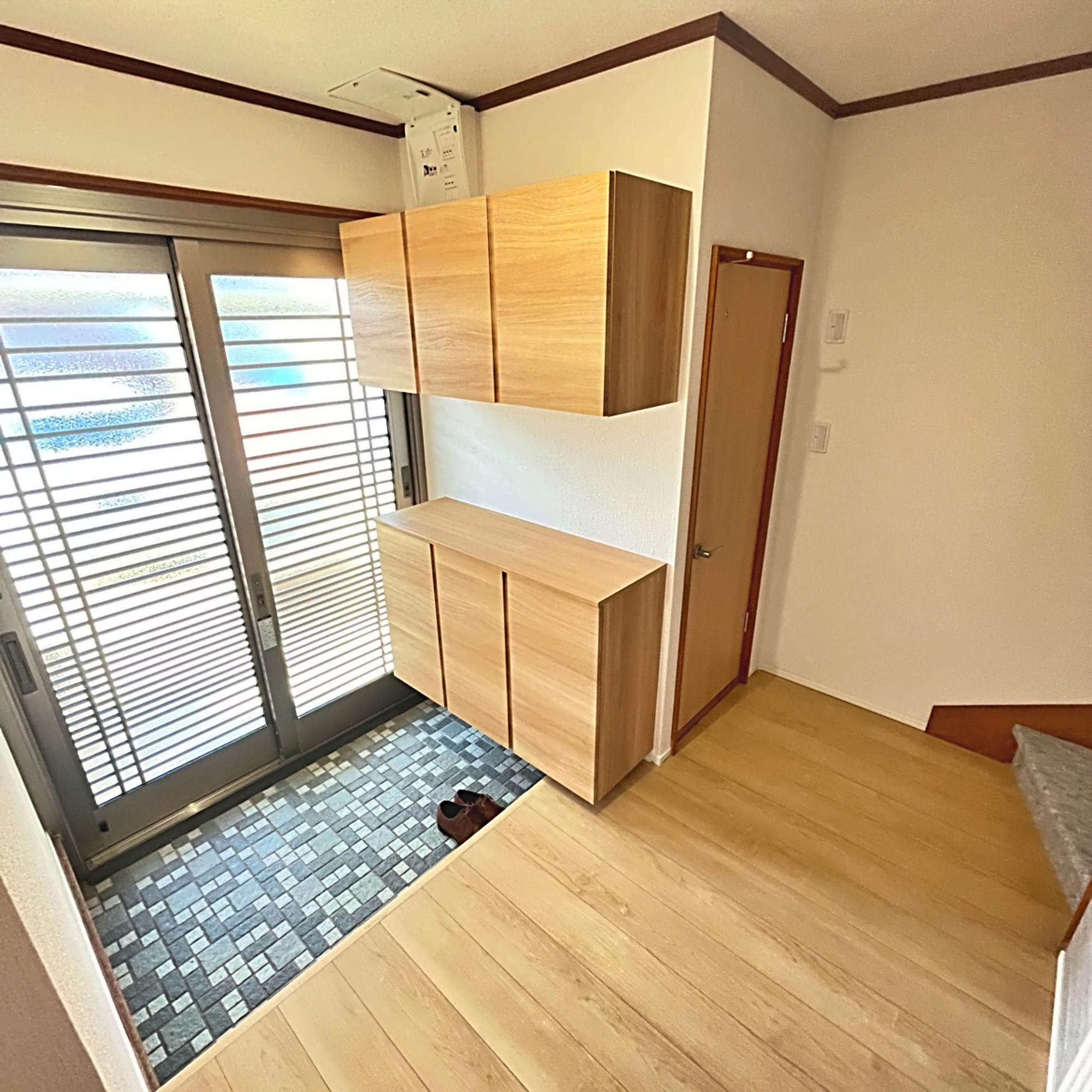 室蘭市八丁平4丁目39-21　リフォーム済中古住宅の玄関