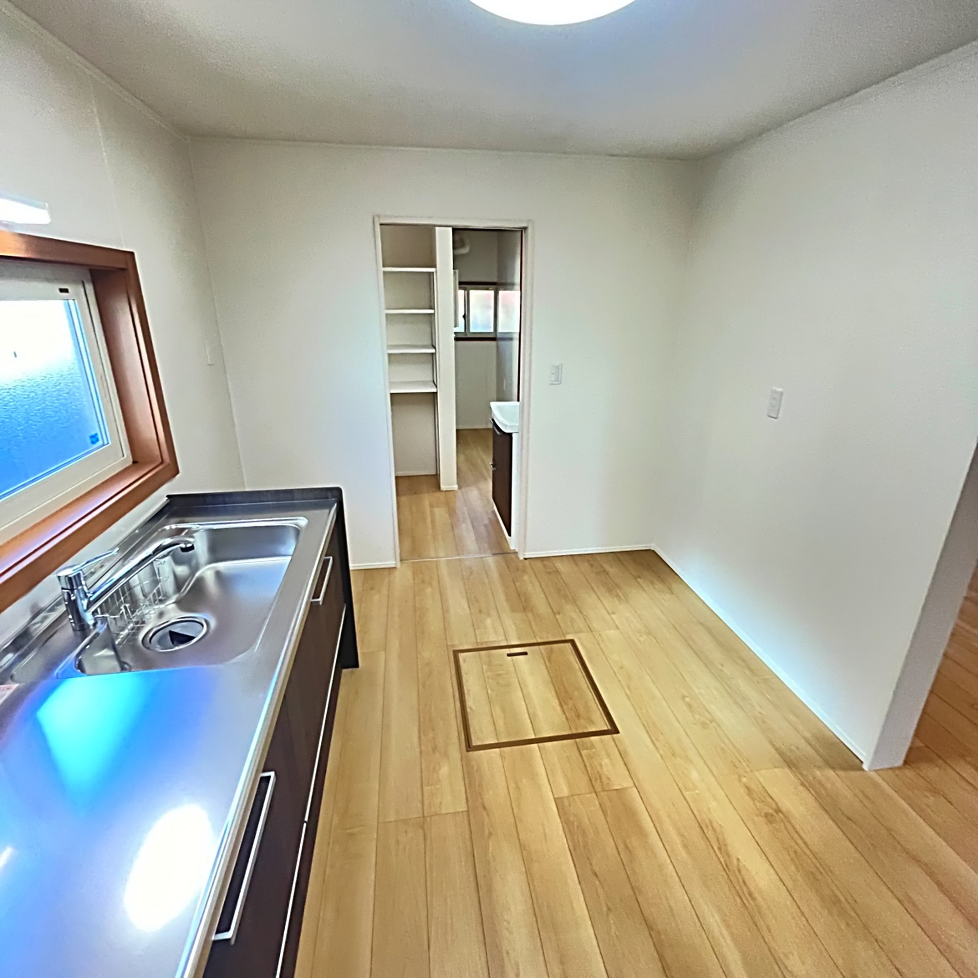 室蘭市八丁平4丁目39-21　リフォーム済中古住宅のキッチン