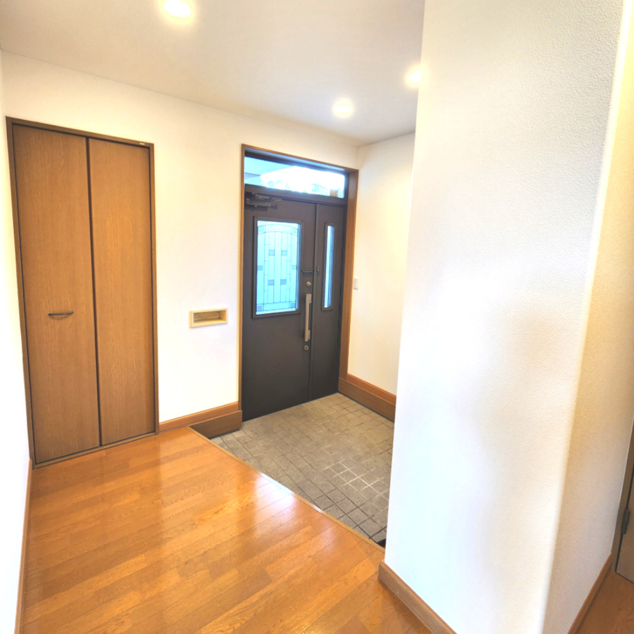 登別市新川町4丁目37-15　リフォーム済中古住宅の玄関