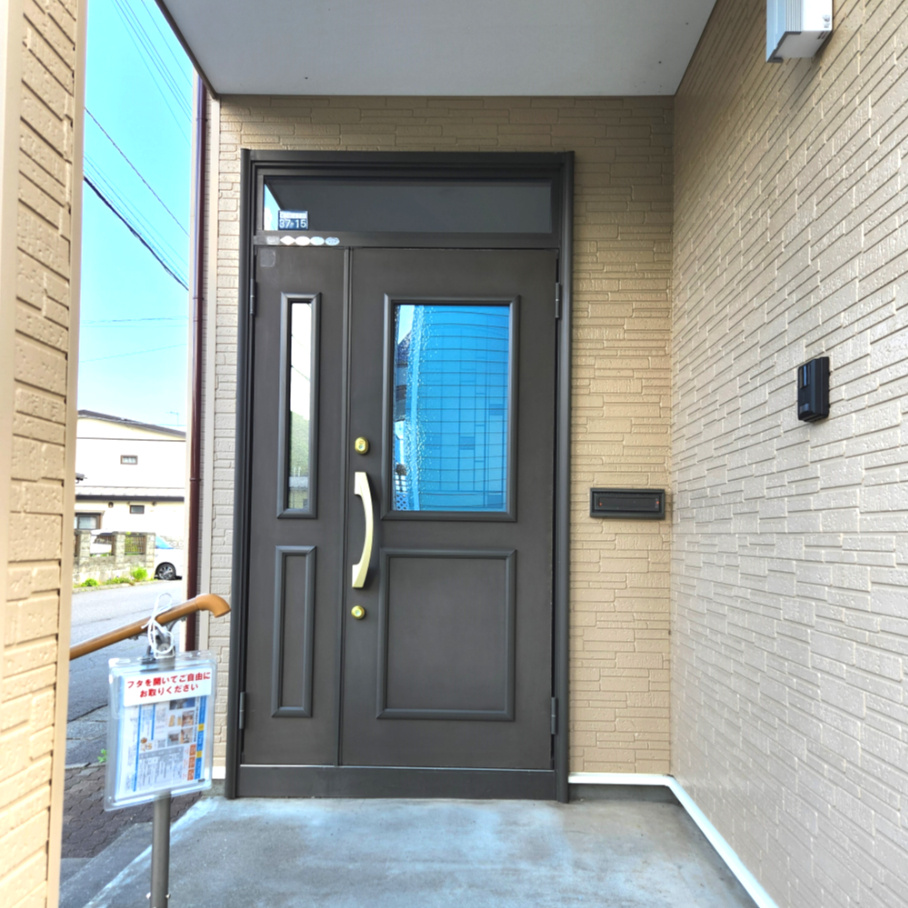 登別市新川町4丁目37-15　リフォーム済中古住宅の玄関