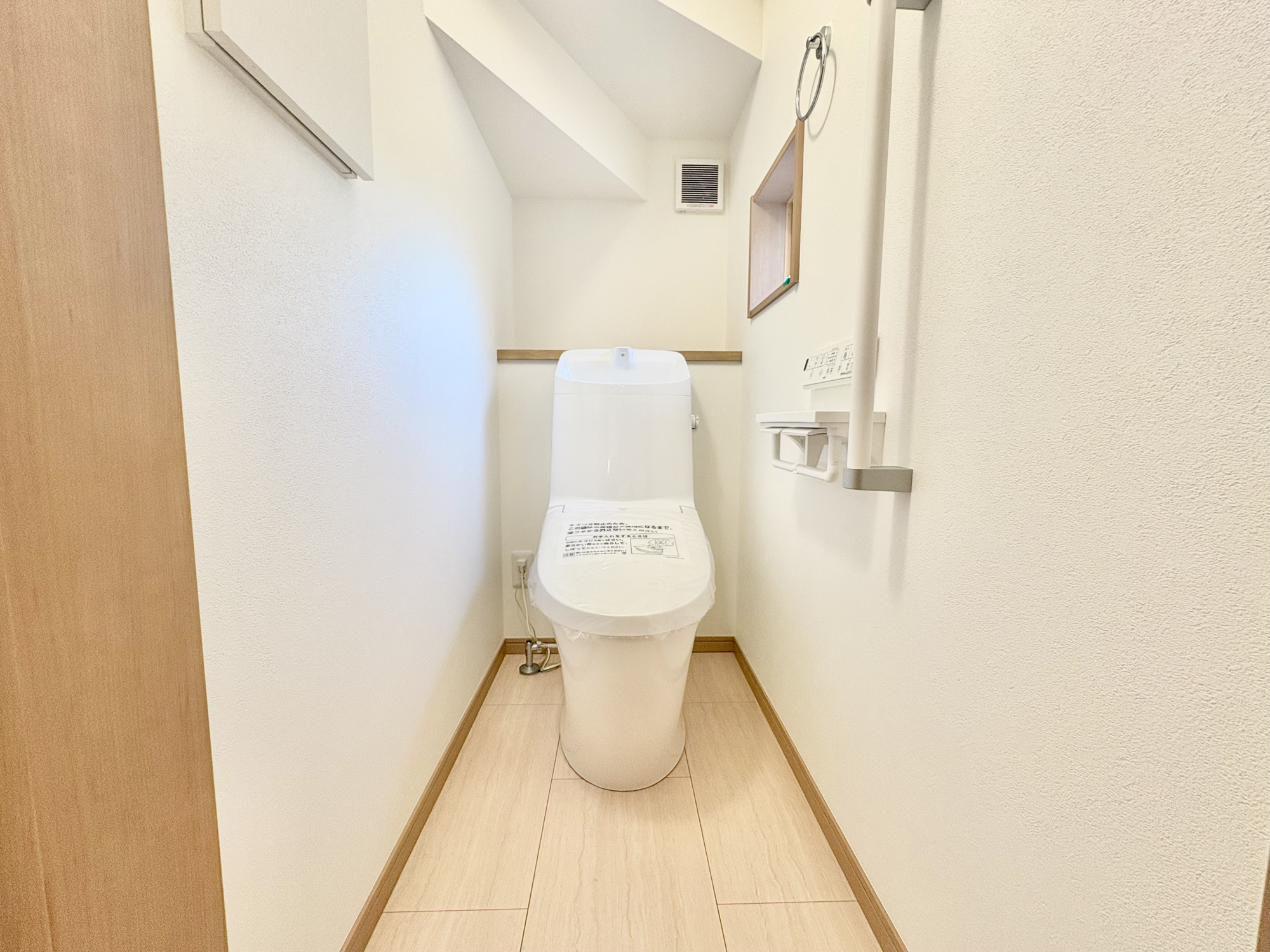 前橋市下小出町第5期　新築住宅全8棟のトイレ|節水型でエコなトイレには、今では当たり前の洗浄付き。便座を温める機能もついていて、居心地良くてトイレから出られなくなるかも！換気用に換気扇はもちろん、窓も着いているので常に快適ですね♪