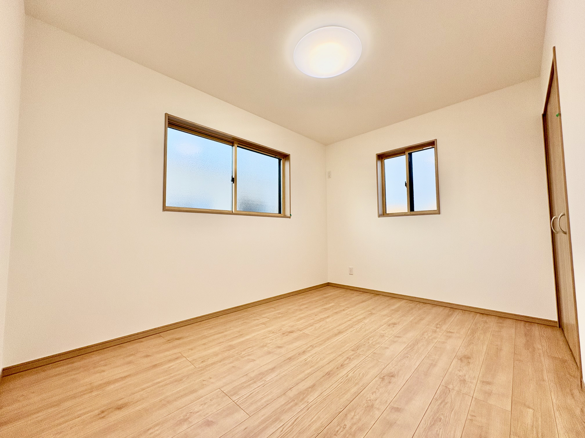 前橋市下小出町第5期　新築住宅全8棟の子供部屋|木目のフローリングが暖かみのある室内に。明るい寝室で心地のいい朝を迎えられそう。