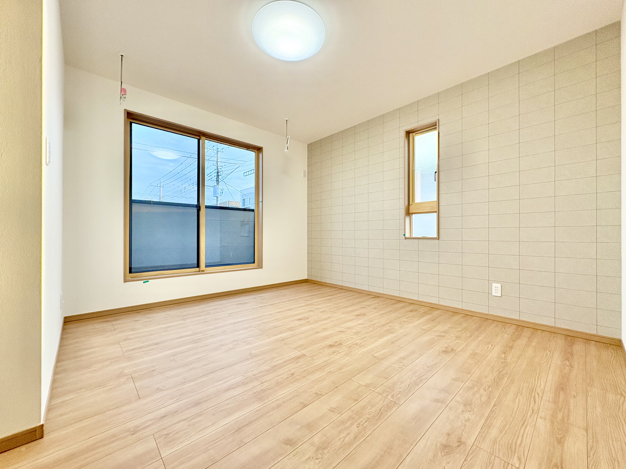 前橋市下小出町第5期　新築住宅全8棟の寝室|大きな窓からたっぷりと陽光が注がれる明るい空間。家族の成長に対応できる永住仕様の間取り。一日の疲れをいやしてくれる主寝室。時を忘れて過ごす場所として過ごせるお部屋。