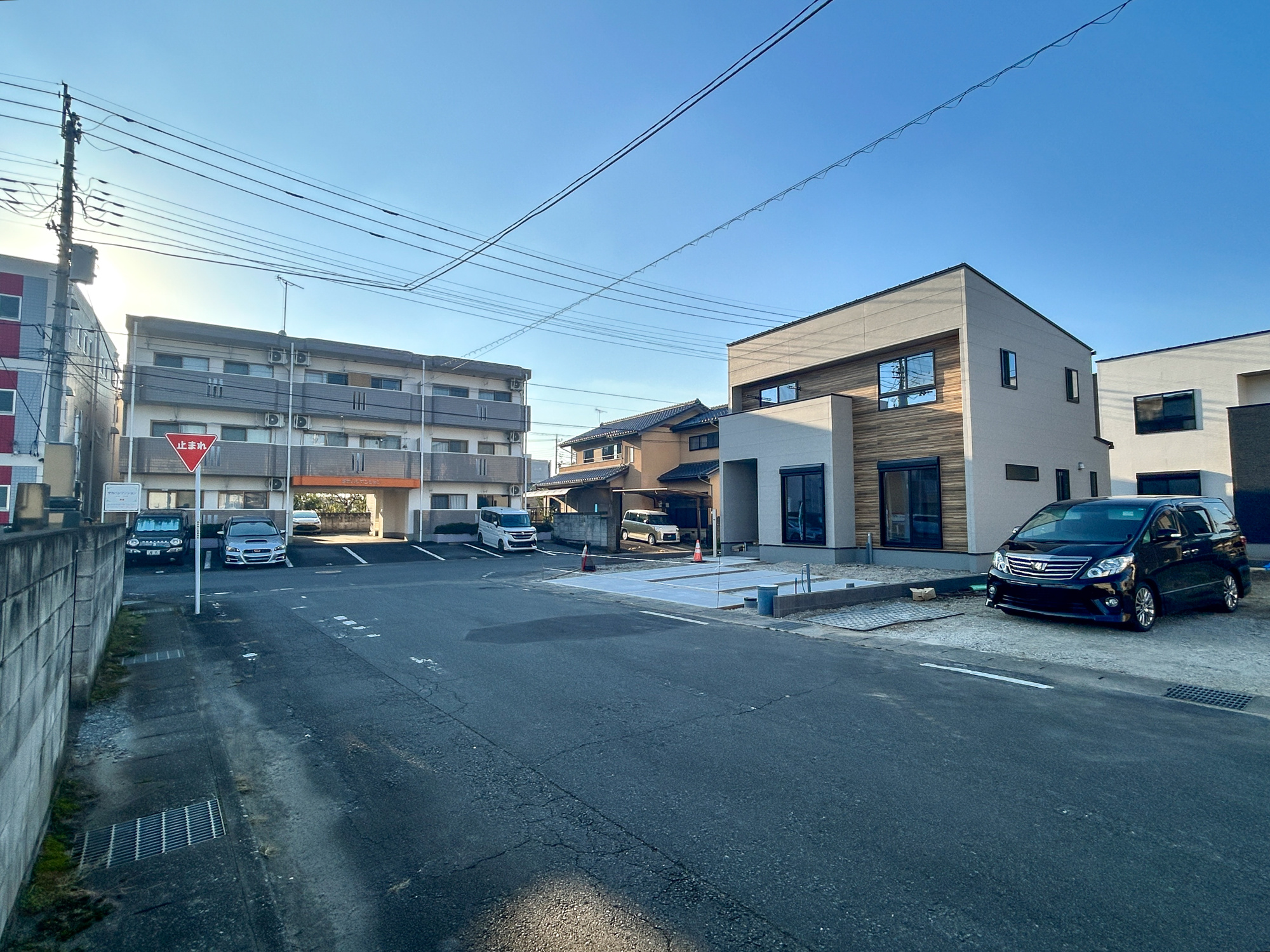 前橋市下小出町第5期　新築住宅全8棟の前面道路含む現地写真|閑静な住宅地で子育て家族にピッタリ。毎日のお散歩も快適な緑に恵まれたエリアで、自然に包まれた穏やかな暮らしを実現するための、ゆとりある住環境が整っています。

