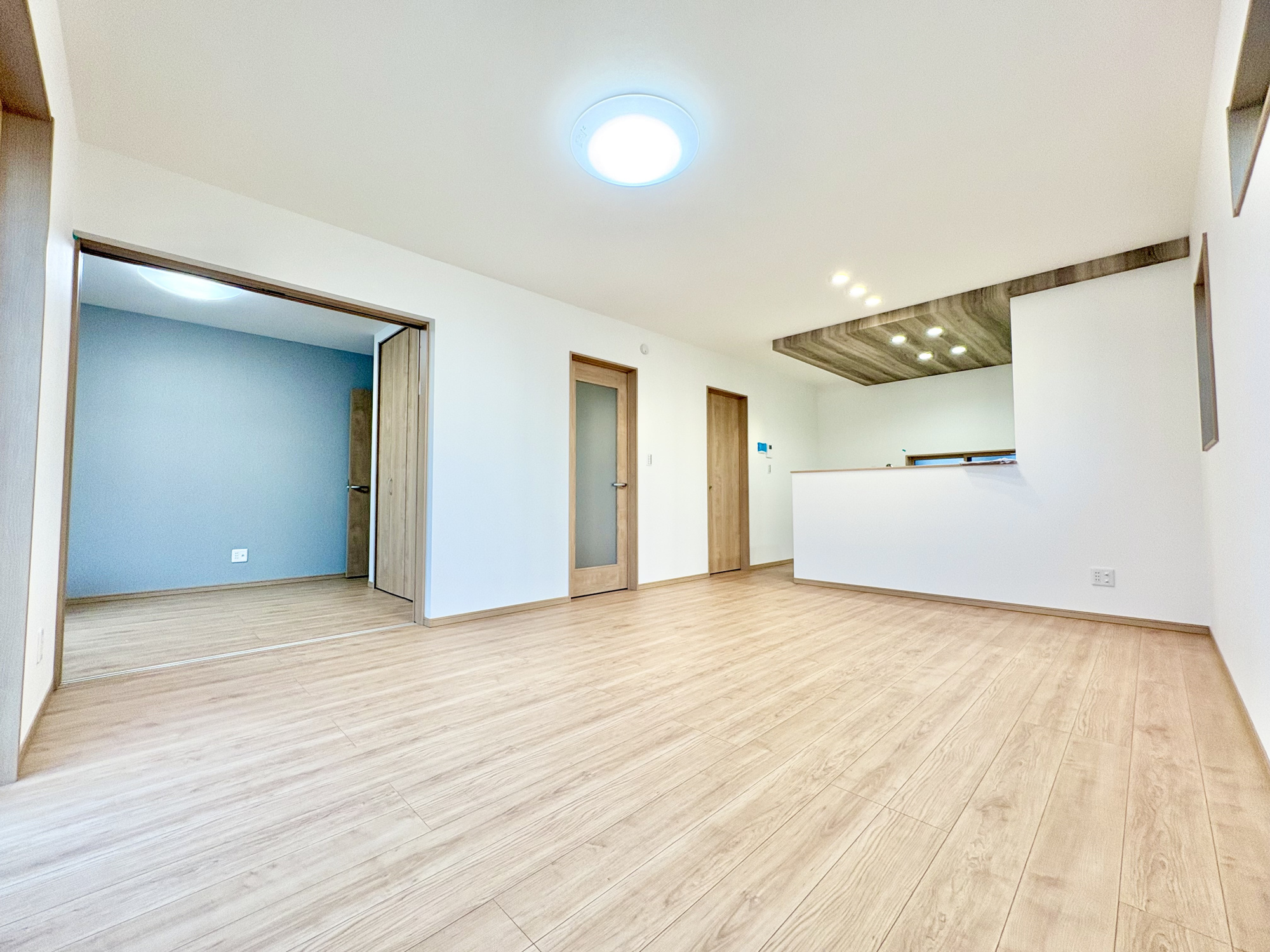 前橋市下小出町第5期　新築住宅全8棟の居間・リビング|室内にいても、たっぷりの陽光と爽やかな風を感じて頂ける、開放感あふれるリビングです。
ご家族と穏やかに過ごす、心地の良い時間が流れます。