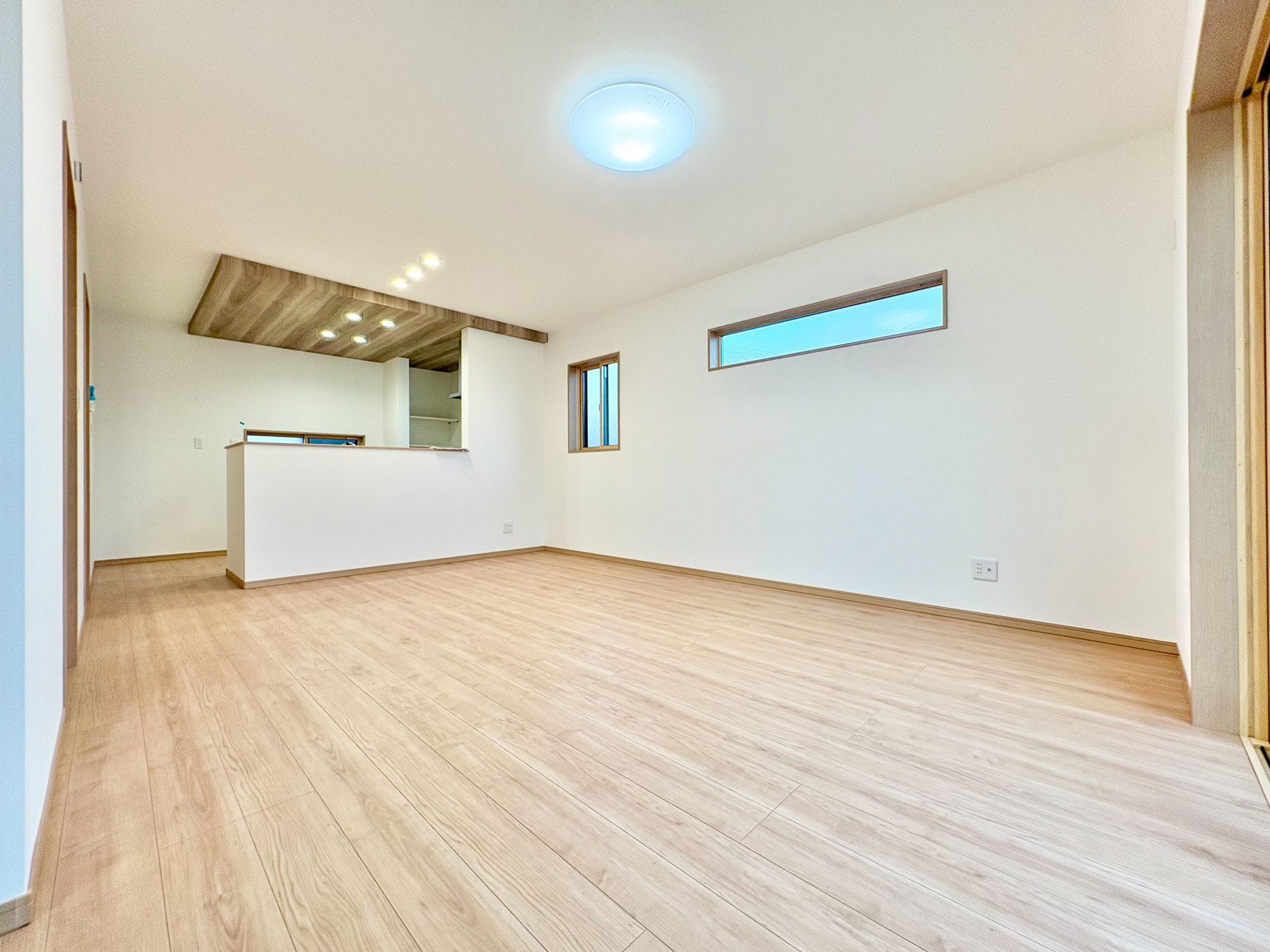 前橋市下小出町第5期　新築住宅全8棟の居間・リビング|オープンな空間を生み出す、こだわりの広がりとゆとり。家族と過ごす時間を大切にしたい方にぴったりの明るくゆとりある住空間です。南側の窓からの日差しがリビングの隅々までしっかりと届きます！ 