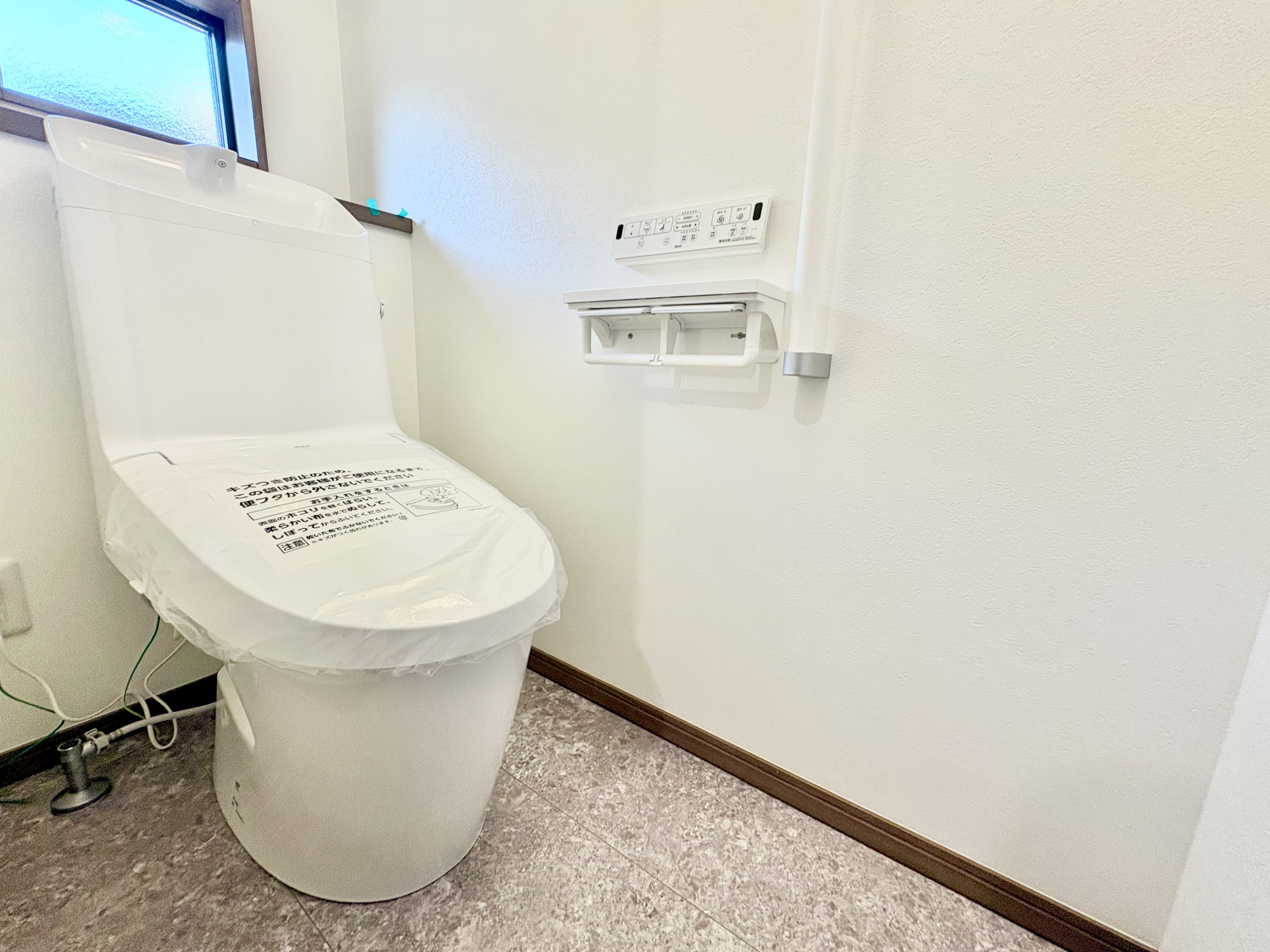 前橋市下小出町第5期　新築住宅全8棟のトイレ|節水型でエコなトイレには、今では当たり前の洗浄付き。便座を温める機能もついていて、居心地良くてトイレから出られなくなるかも！換気用に換気扇はもちろん、窓も着いているので常に快適ですね♪
