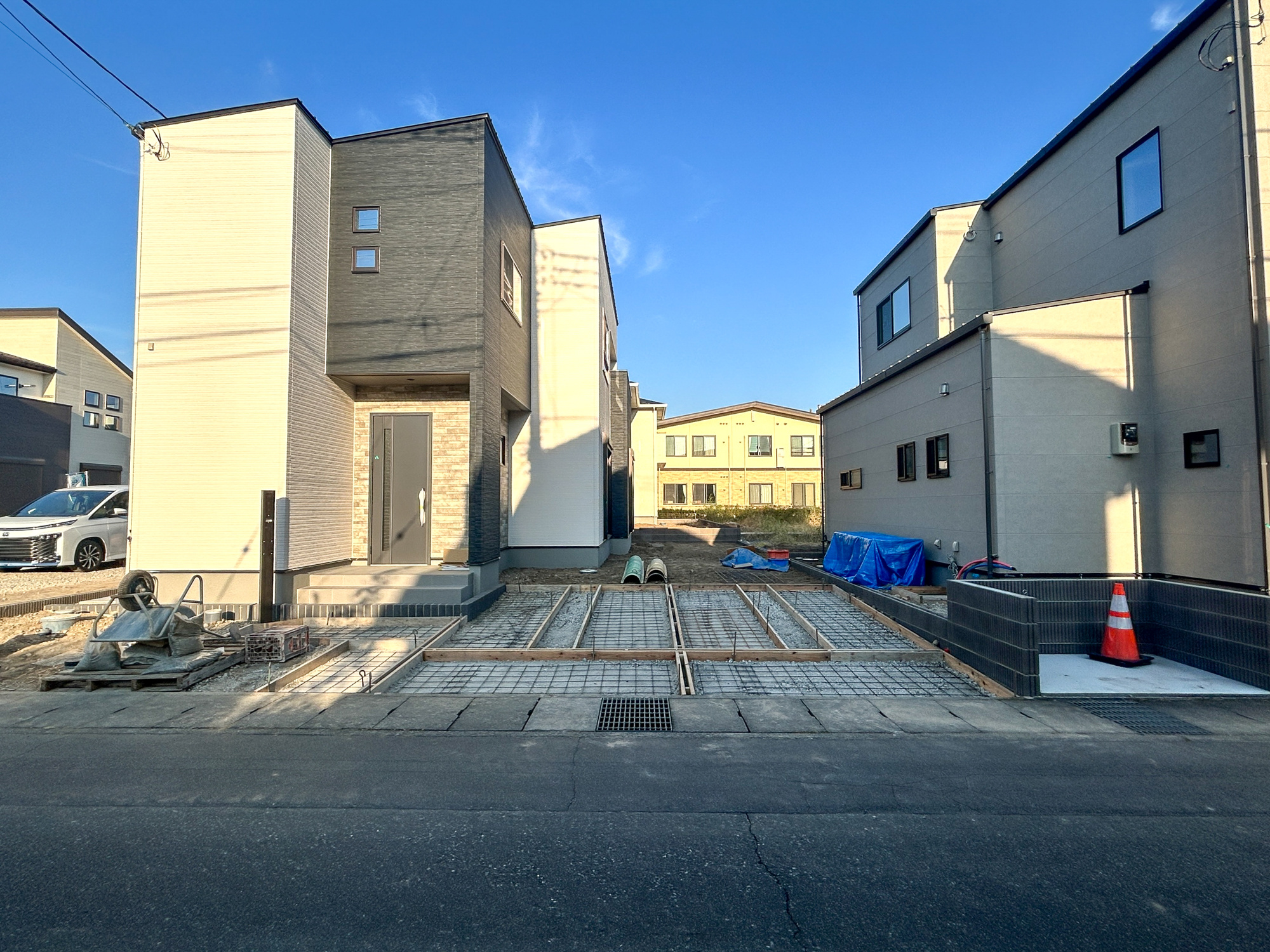 前橋市下小出町第5期　新築住宅全8棟の駐車場|駐車場施工中♪