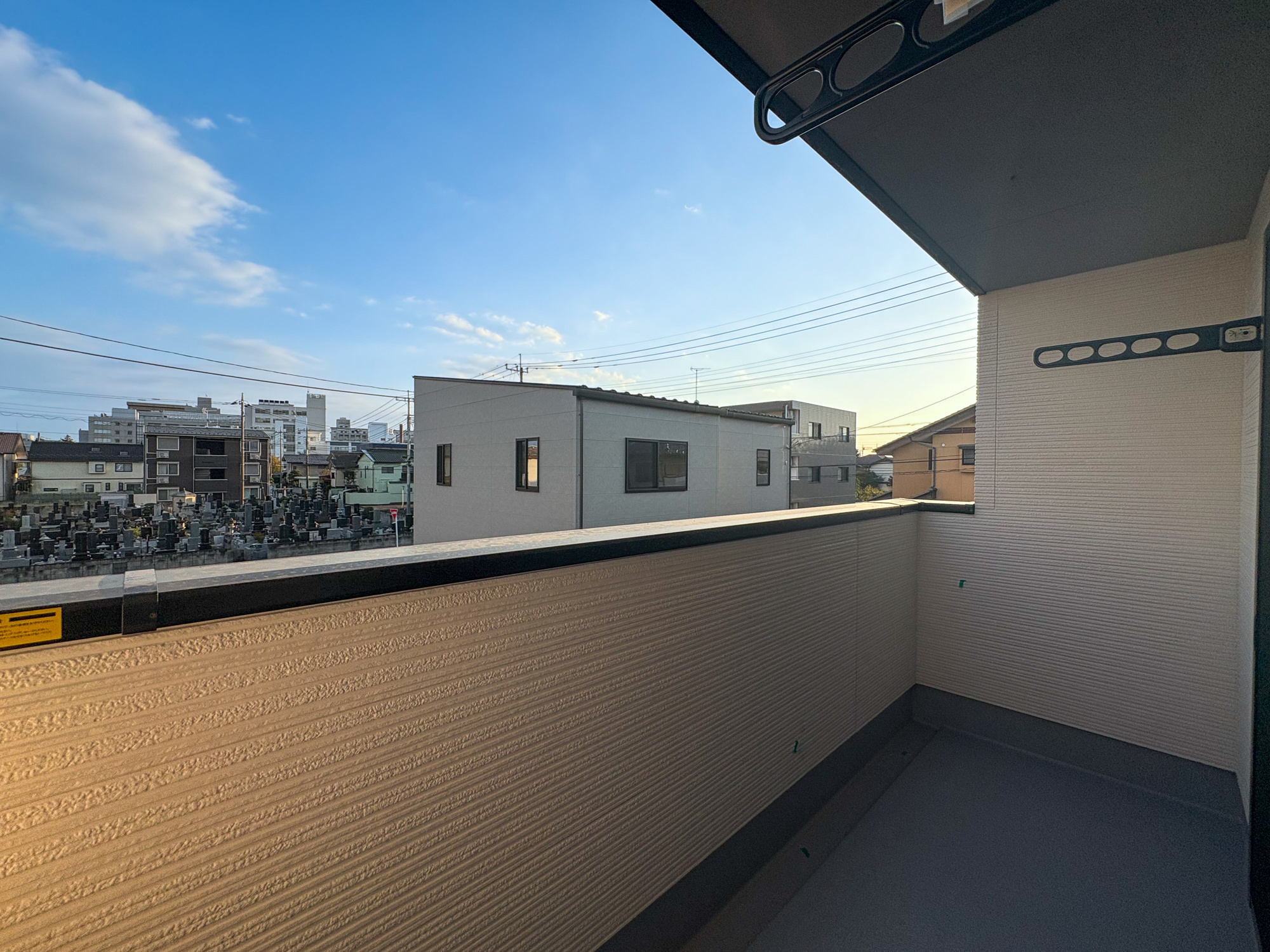 前橋市下小出町第5期　新築住宅全8棟のバルコニー|開放的なバルコニーは見晴らしもよく、太陽の温かな温もりをめいっぱい受け止めてくれます。太陽の光と爽やかな風を受けたお洗濯物はあっという間に乾き、取りこむ時には太陽の匂いを感じられそうですね♪