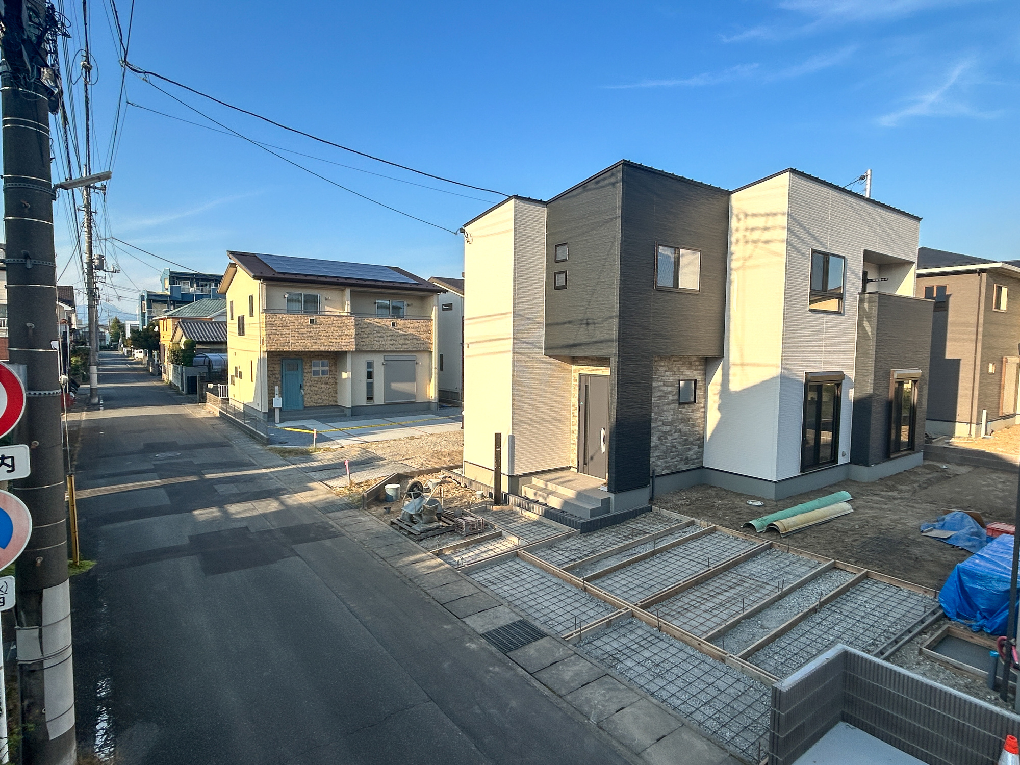 前橋市下小出町第5期　新築住宅全8棟の前面道路含む現地写真|閑静な住宅地で子育て家族にピッタリ。毎日のお散歩も快適な緑に恵まれたエリアで、自然に包まれた穏やかな暮らしを実現するための、ゆとりある住環境が整っています。

