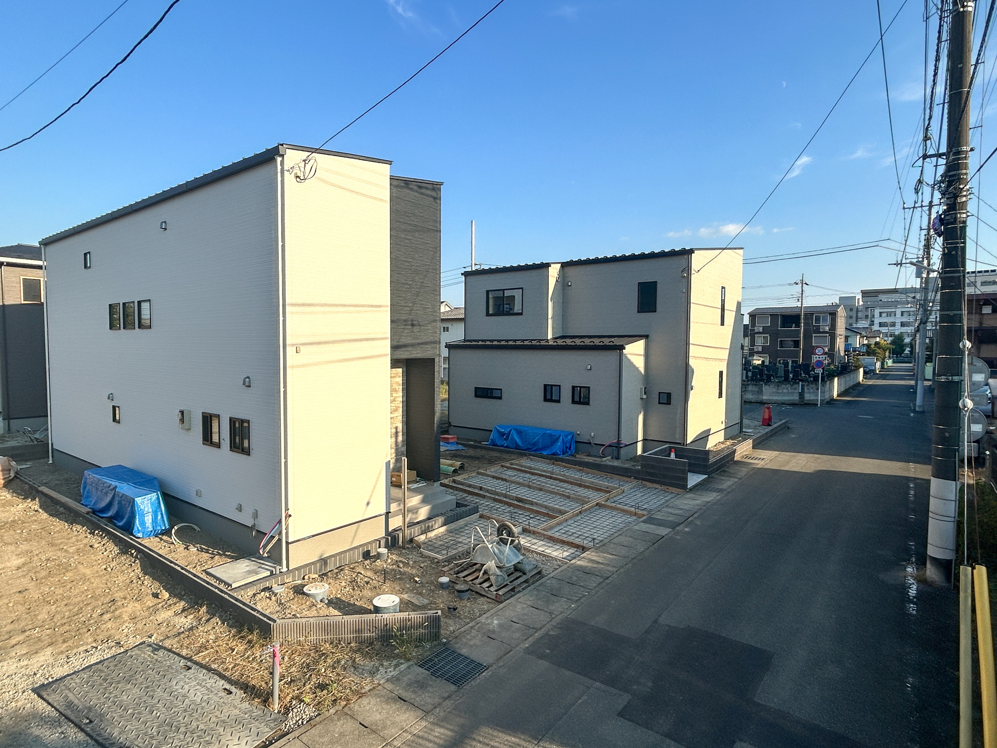 前橋市下小出町第5期　新築住宅全8棟の前面道路含む現地写真|低層の一戸建てを中心とした街並みが整然と続き、周辺は高い建物が建っていないので、採光や開放性に恵まれ、空が広く緑の多い閑静な趣を感じる環境です。

