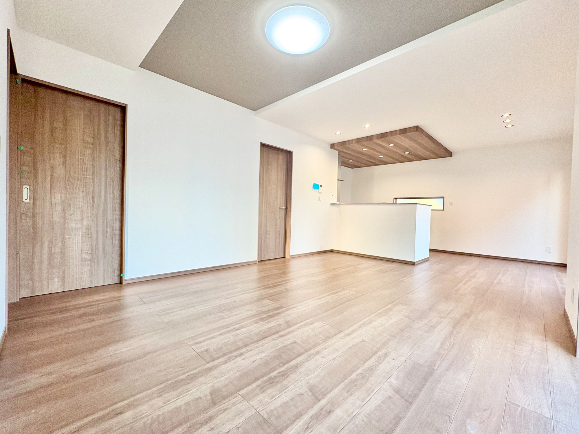 前橋市下小出町第5期　新築住宅全8棟の居間・リビング|室内にいても、たっぷりの陽光と爽やかな風を感じて頂ける、開放感あふれるリビングです。
ご家族と穏やかに過ごす、心地の良い時間が流れます。