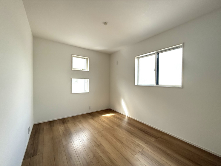 3号棟　洋室
5.9帖のお部屋はお子様のお部屋としても十分な広さです。クローゼットも完備しています。