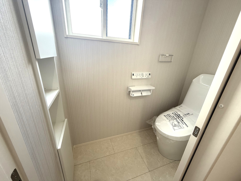 3号棟　2階トイレ
1,2階にウォシュレット機能付きのトイレが標準装備されています。トイレットペーパーがそのまま入れられる埋め込み型の収納もついています。
