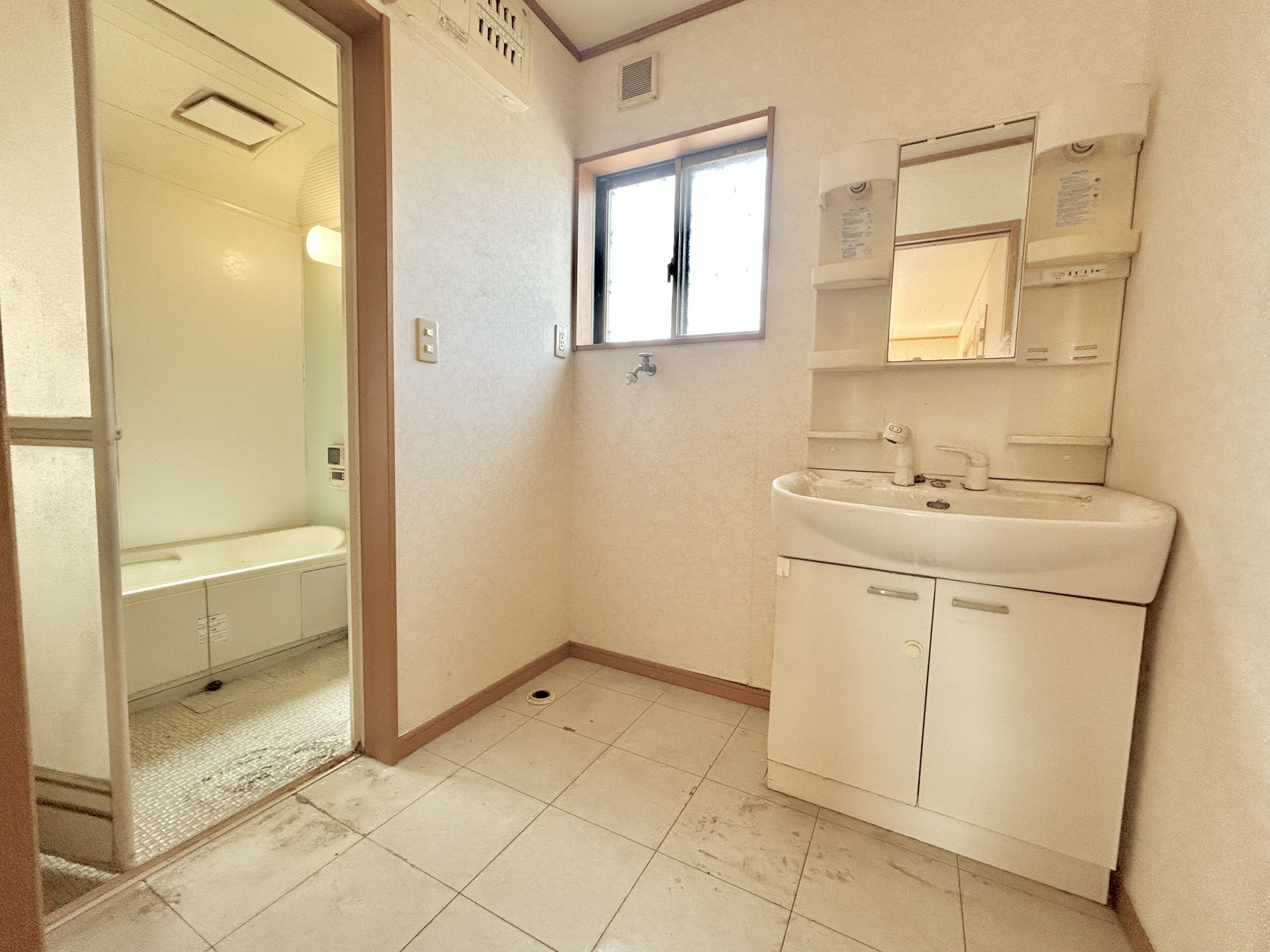 佐波郡玉村町五料1期　中古住宅の独立洗面台|シャワー付水栓で洗面台でのシャンプーや毎日の掃除に大変便利ですね♪洗面所には、窓がついているので、換気が出来て外の新鮮な空気が取り込めて気持ちいいです♪