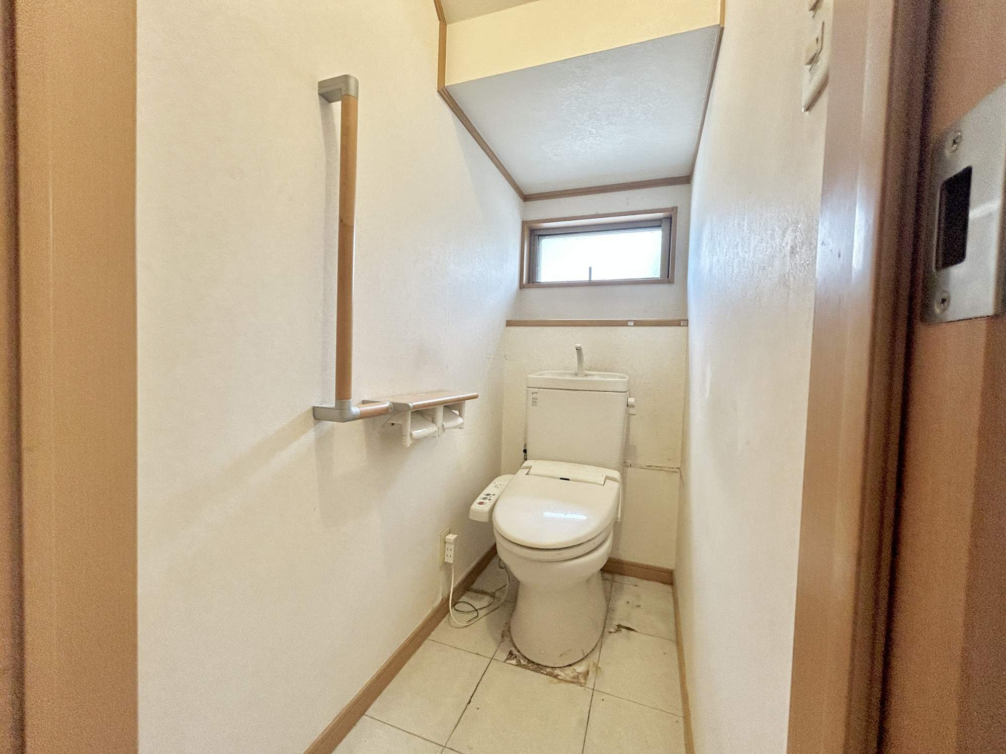 佐波郡玉村町五料1期　中古住宅のトイレ|節水型でエコなトイレには、今では当たり前の洗浄付き。便座を温める機能もついていて、居心地良くてトイレから出られなくなるかも！換気用に換気扇はもちろん、窓も着いているので常に快適ですね♪