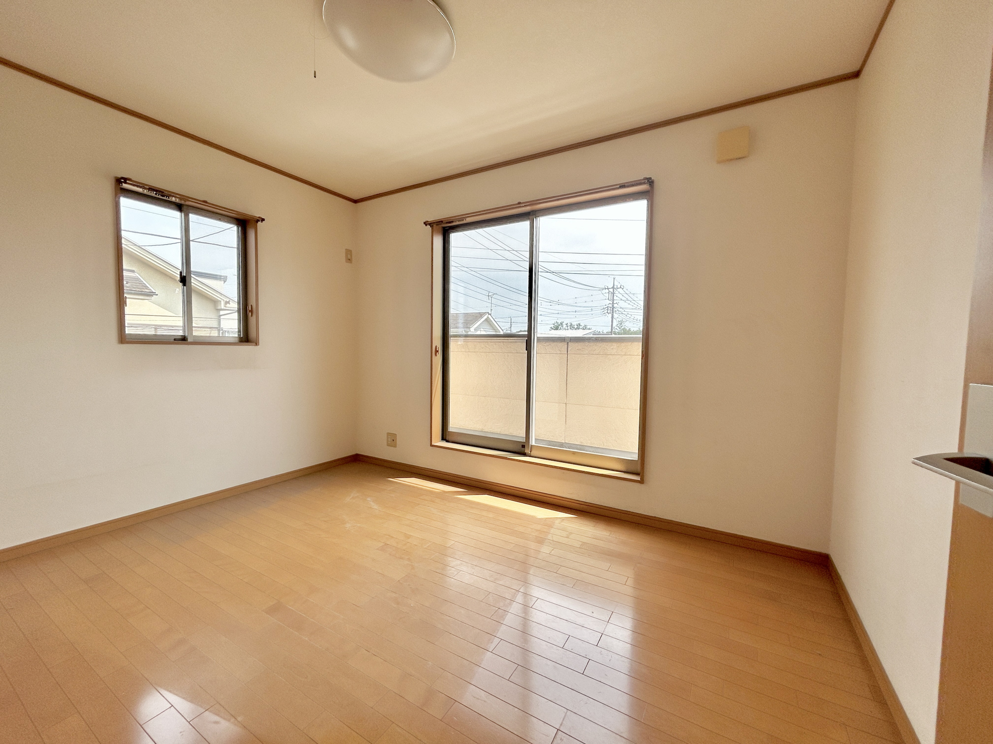 佐波郡玉村町五料1期　中古住宅の寝室|木目のフローリングが暖かみのある室内に。明るい寝室で心地のいい朝を迎えられそう。