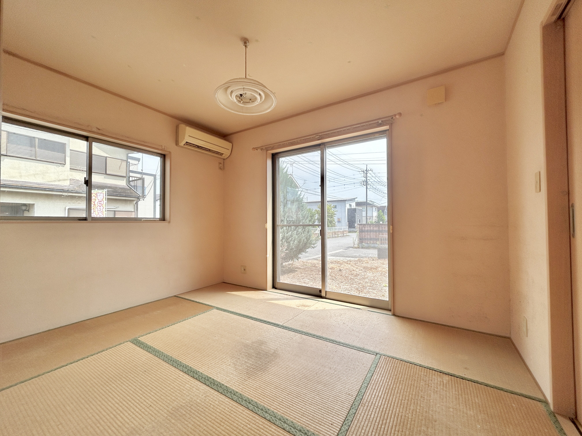 佐波郡玉村町五料1期　中古住宅の和室|大きな窓からたっぷりの日差しが降り注ぐ明るい室内です。気持ちの良い朝日を受けて、目覚めの良い健康的な朝を迎えられそうです。 
