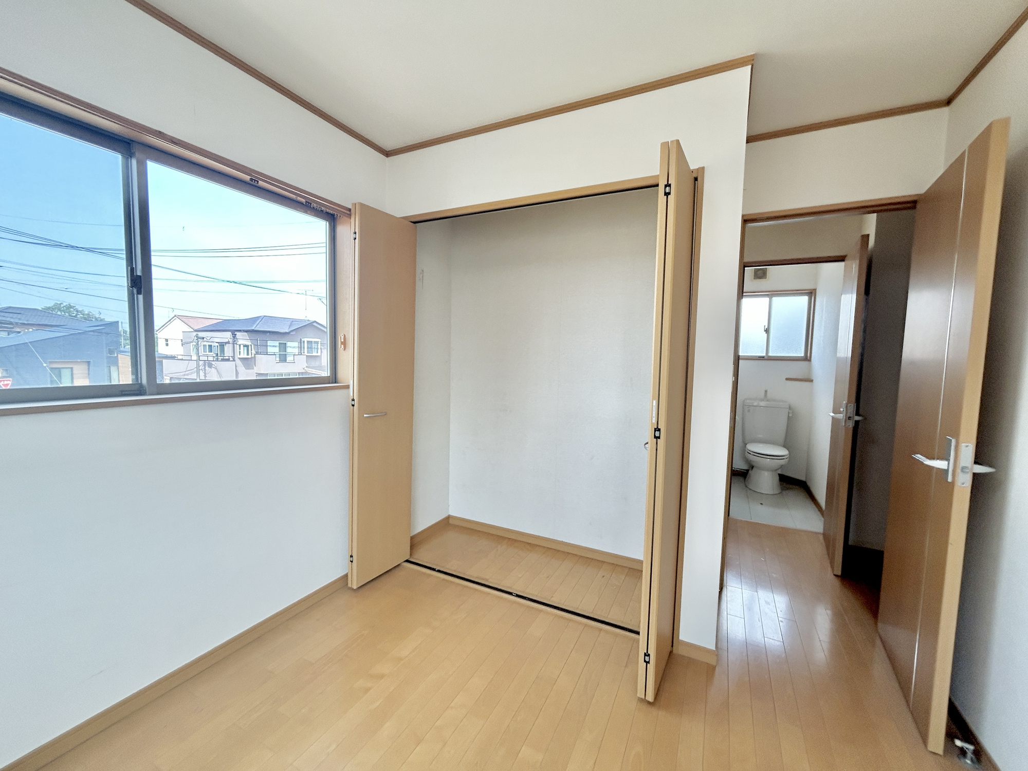 佐波郡玉村町五料1期　中古住宅の収納|"レイアウトを自由自在にカスタマイズ出来る機能的な収納が魅力！
可動棚を設置するもよし、アルミラックを設置するもよし、収納ボックスなどを配置して使えば、多様な使い方が出来、収納の幅が広がります！"