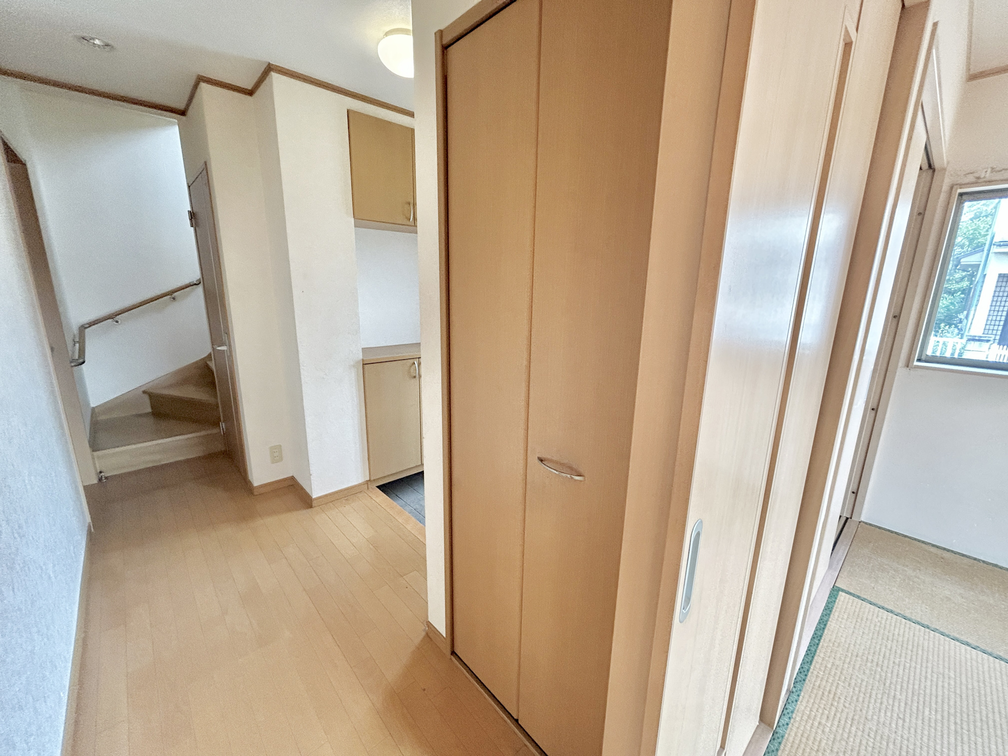 佐波郡玉村町五料1期　中古住宅の収納|玄関横に収納があると、アウトドア用品など収納できますね♪