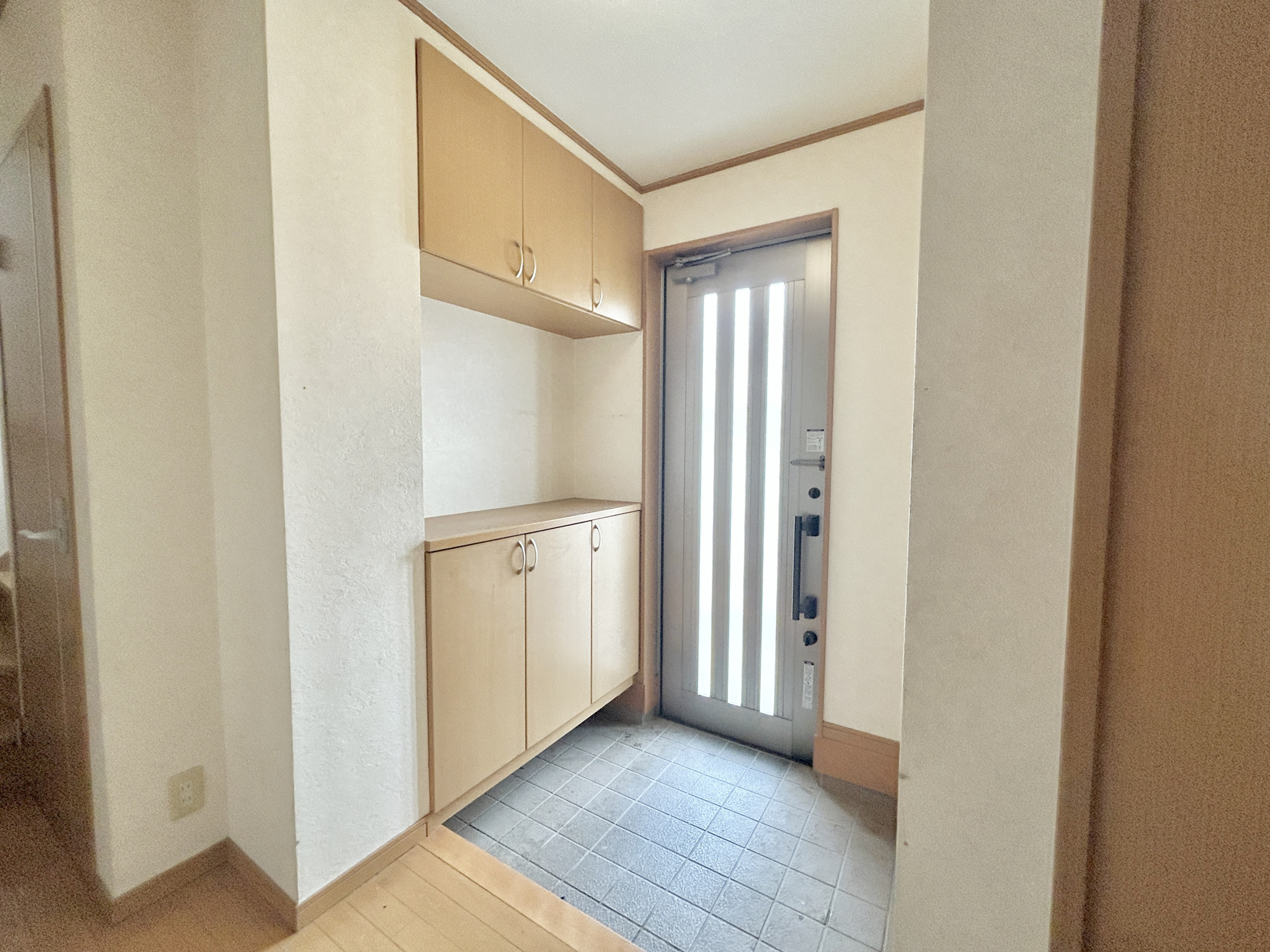 佐波郡玉村町五料1期　中古住宅の内装|"住まう人も来客も入った時にワクワクさせてくれるオシャレな玄関♪
収納もたっぷりあるので、靴がたくさんあっても安心！
気持ちの良い朝は、毎日ここからスタートしていきます♪"