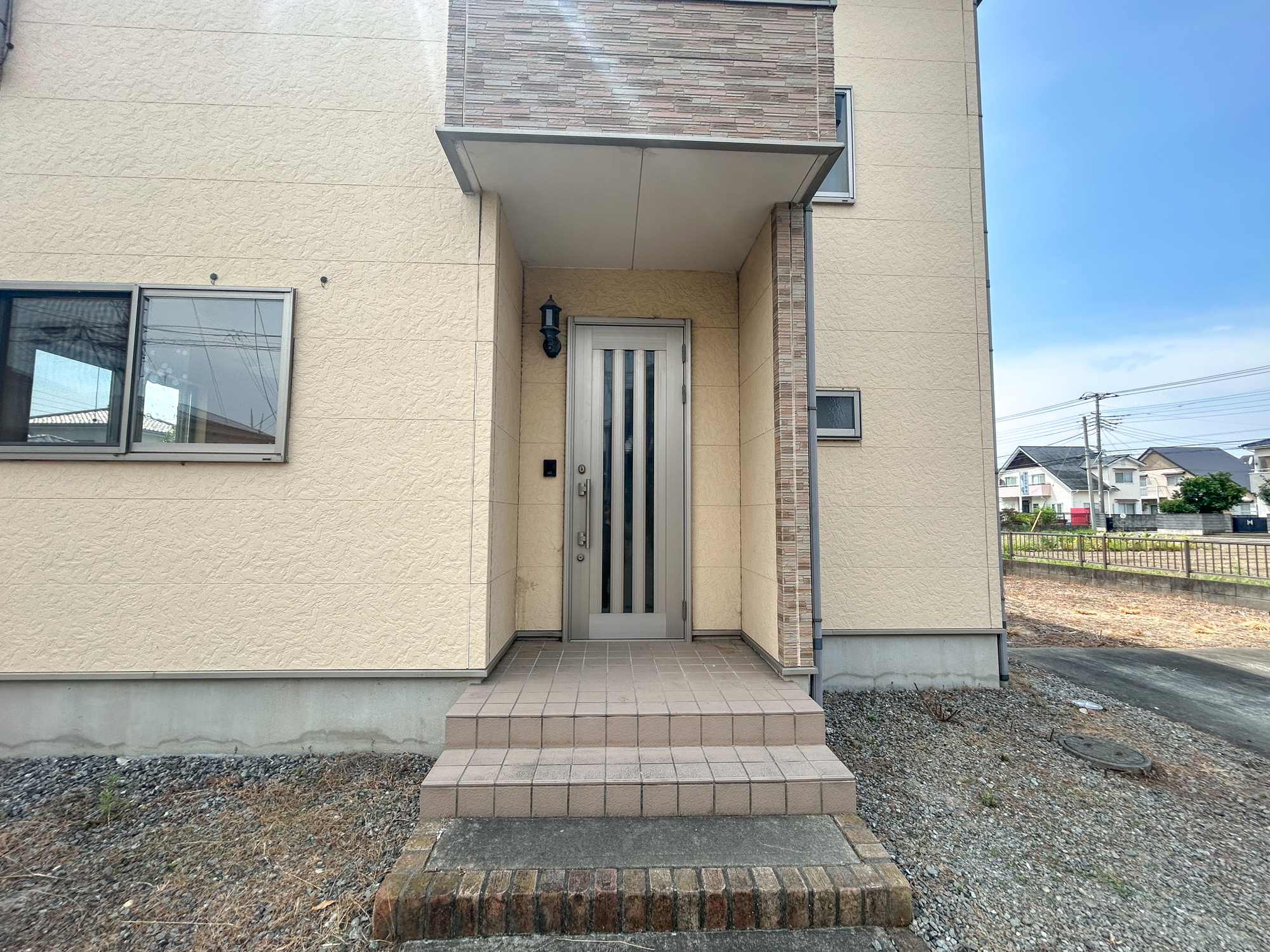 佐波郡玉村町五料1期　中古住宅の玄関|明るく優しいイメージの玄関アプローチ。玄関上は屋根があるので雨の心配いらず♪