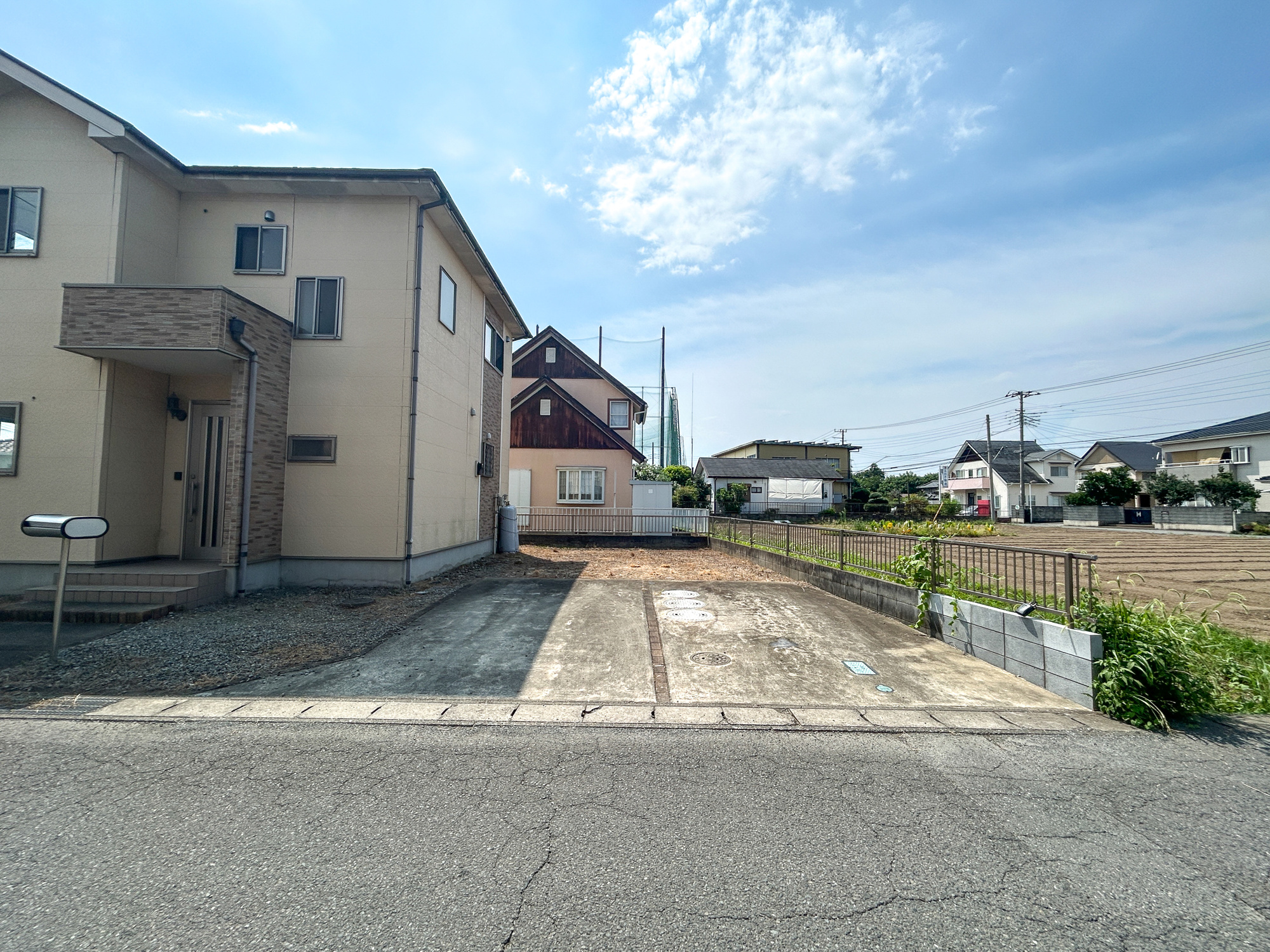 佐波郡玉村町五料1期　中古住宅の駐車場|車庫土間施工済み、駐車2台可能です(^^♪