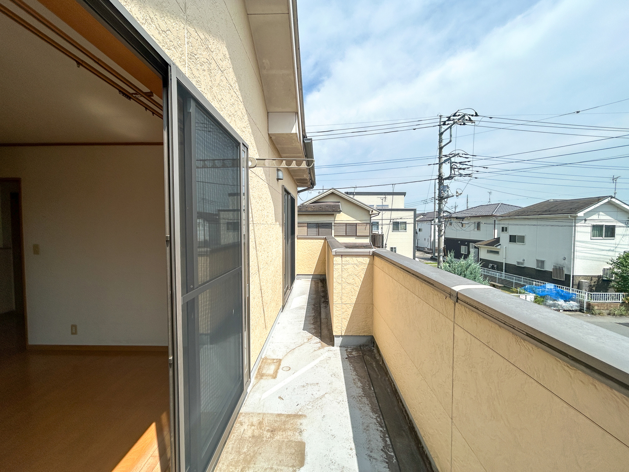 佐波郡玉村町五料1期　中古住宅のバルコニー|開放的なバルコニーは見晴らしもよく、太陽の温かな温もりをめいっぱい受け止めてくれます。太陽の光と爽やかな風を受けたお洗濯物はあっという間に乾き、取りこむ時には太陽の匂いを感じられそうですね。