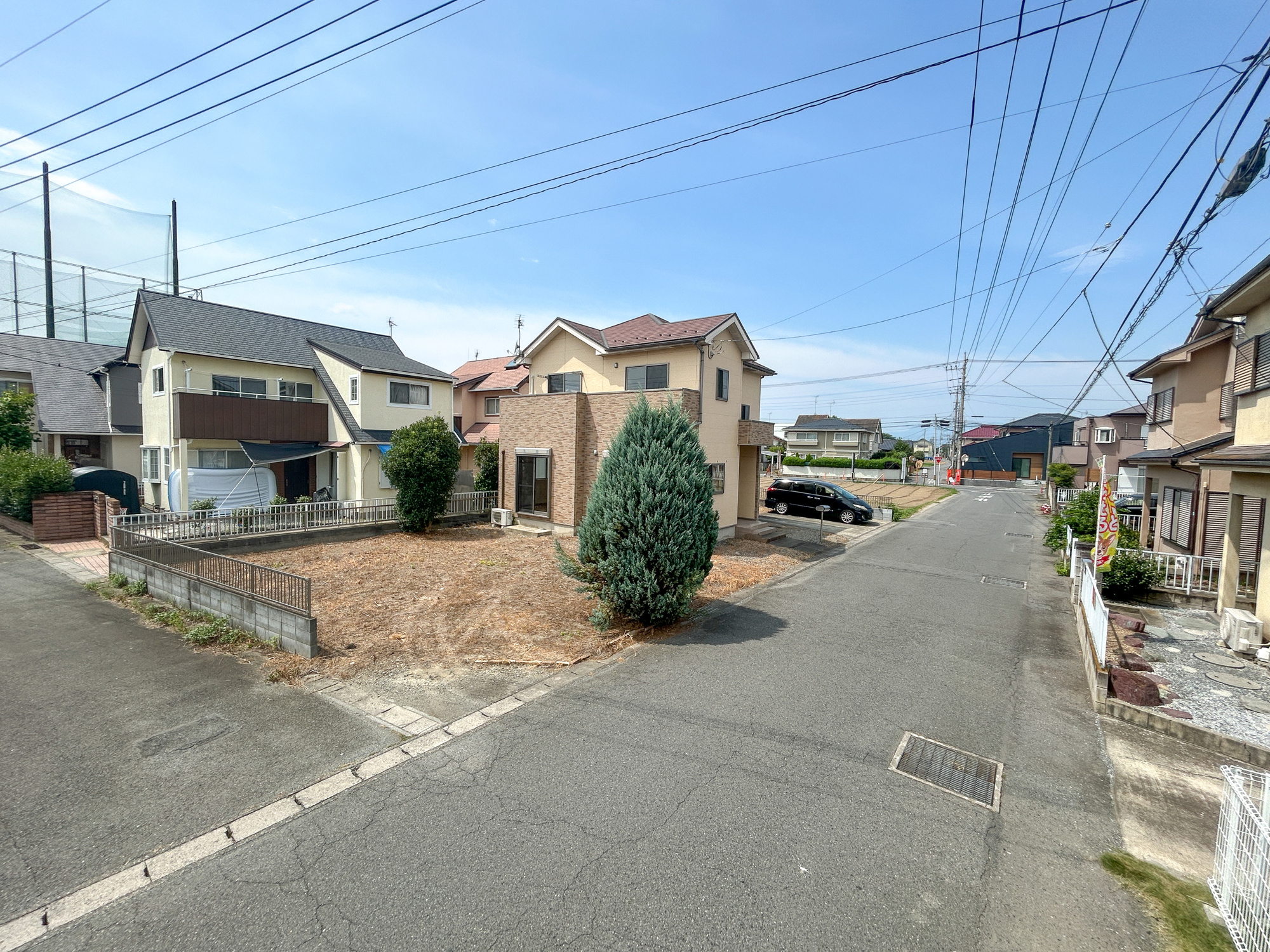 佐波郡玉村町五料1期　中古住宅の前面道路含む現地写真|閑静な住宅地で子育て家族にピッタリ。毎日のお散歩も快適な緑に恵まれたエリアで、自然に包まれた穏やかな暮らしを実現するための、ゆとりある住環境が整っています。

