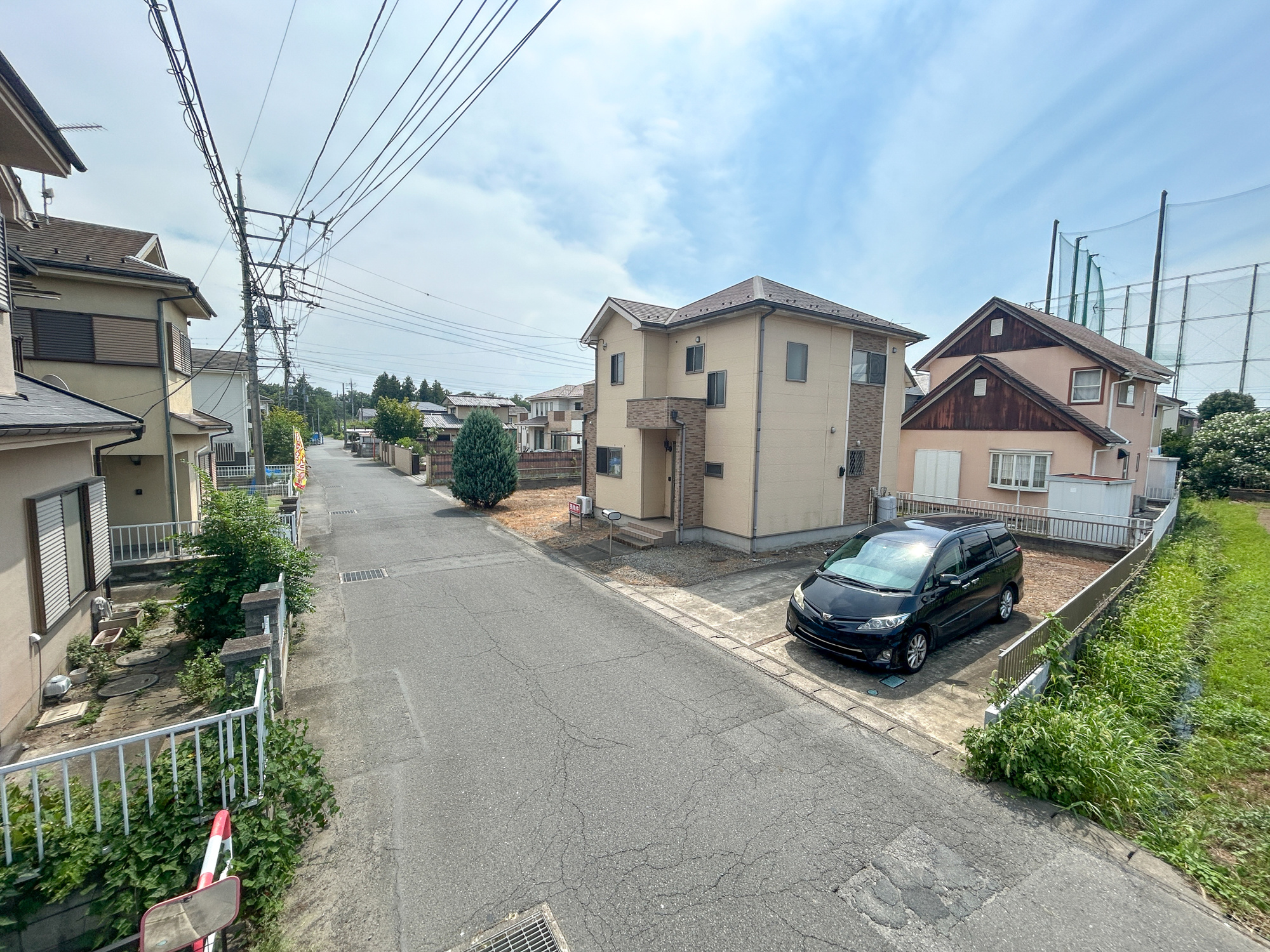 佐波郡玉村町五料1期　中古住宅の前面道路含む現地写真|低層の一戸建てを中心とした街並みが整然と続き、周辺は高い建物が建っていないので、採光や開放性に恵まれ、空が広く緑の多い閑静な趣を感じる環境です。


