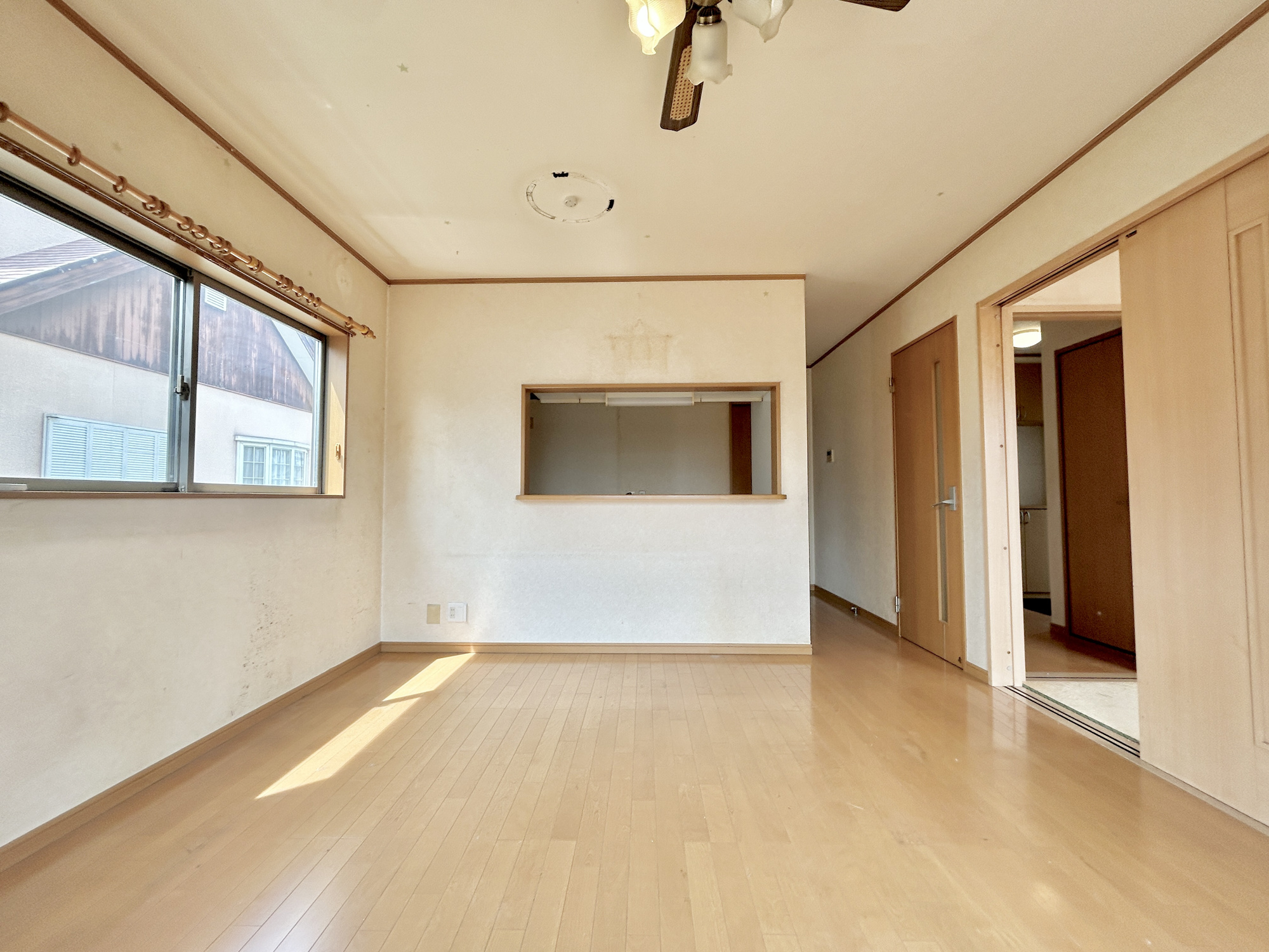 佐波郡玉村町五料1期　中古住宅の居間・リビング|室内にいても、たっぷりの陽光と爽やかな風を感じて頂ける、開放感あふれるリビングです。
ご家族と穏やかに過ごす、心地の良い時間が流れます。