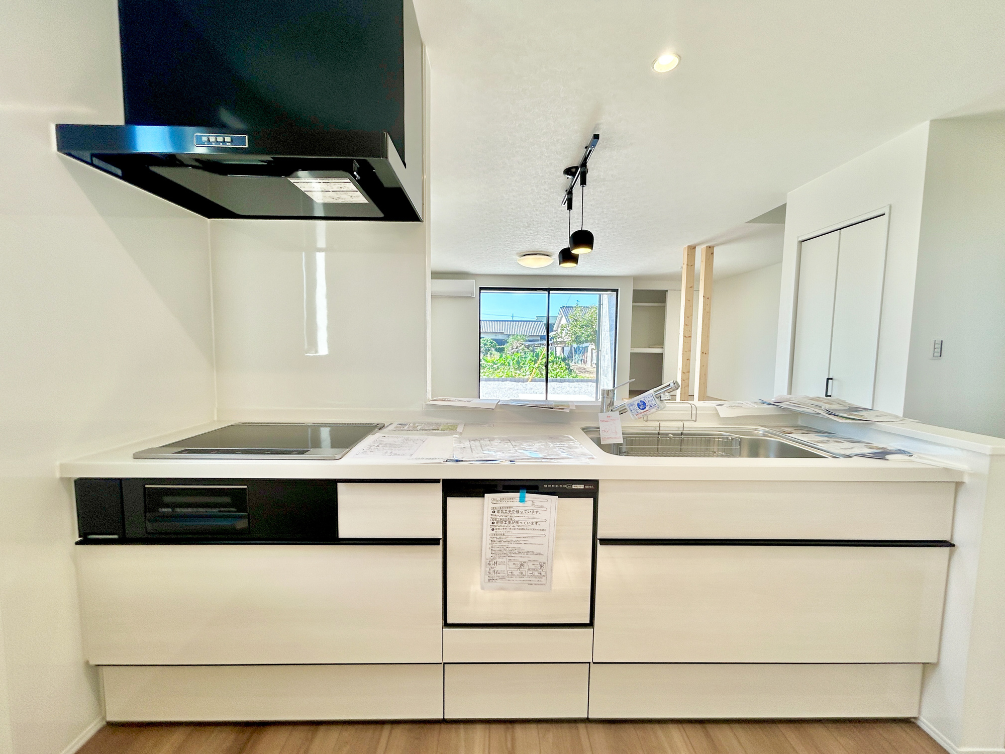 上里町七本木32期　新築住宅全3棟のキッチン|収納が多いのでキッチンの上は常にきれいに保てます！！
お料理がしたくなるそんな嬉しい・楽しいキッチンです♪