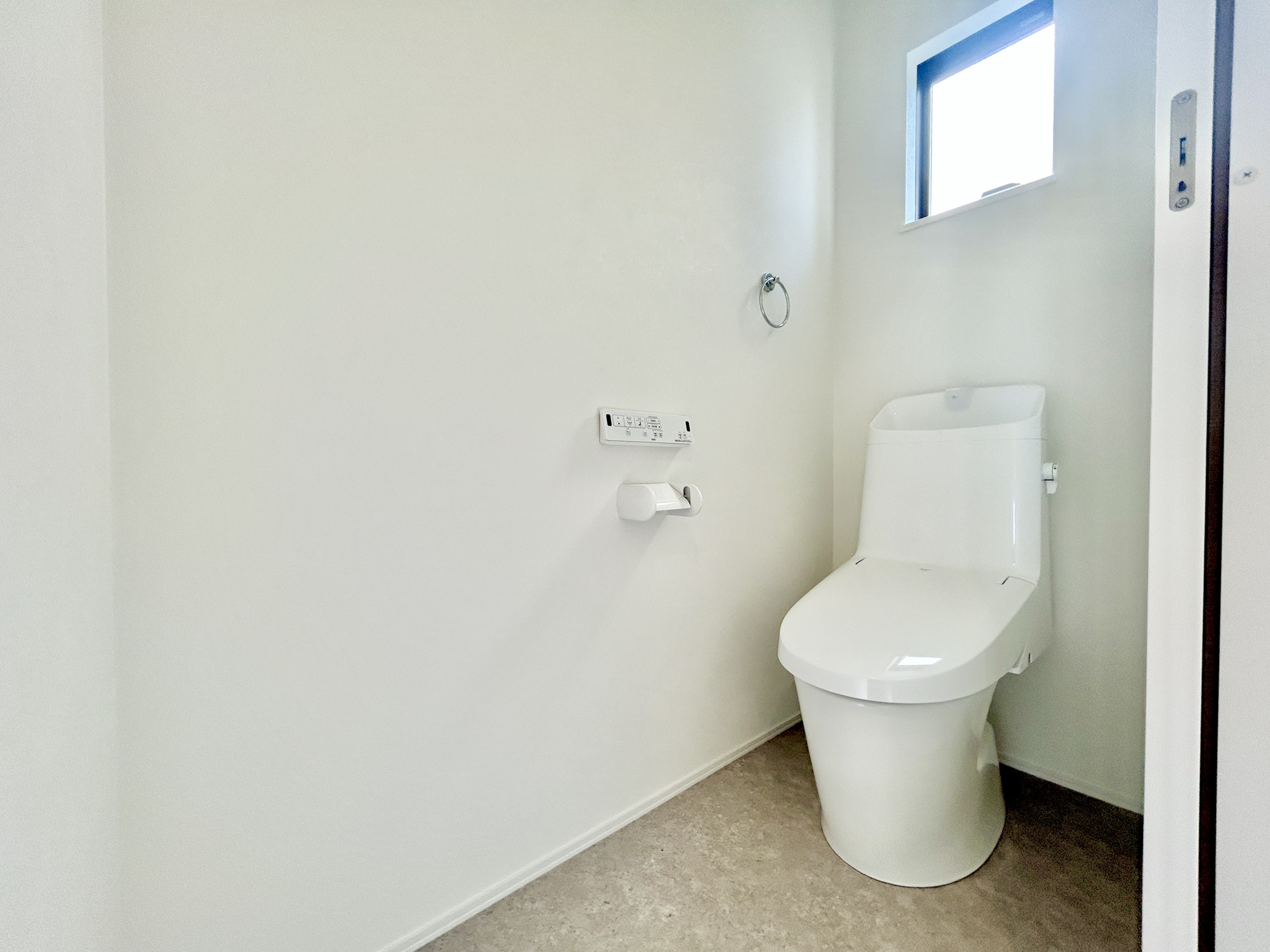 上里町七本木32期　新築住宅全3棟のトイレ|節水型でエコなトイレには、今では当たり前の洗浄付き。便座を温める機能もついていて、居心地良くてトイレから出られなくなるかも！換気用に換気扇はもちろん、窓も着いているので常に快適ですね♪
