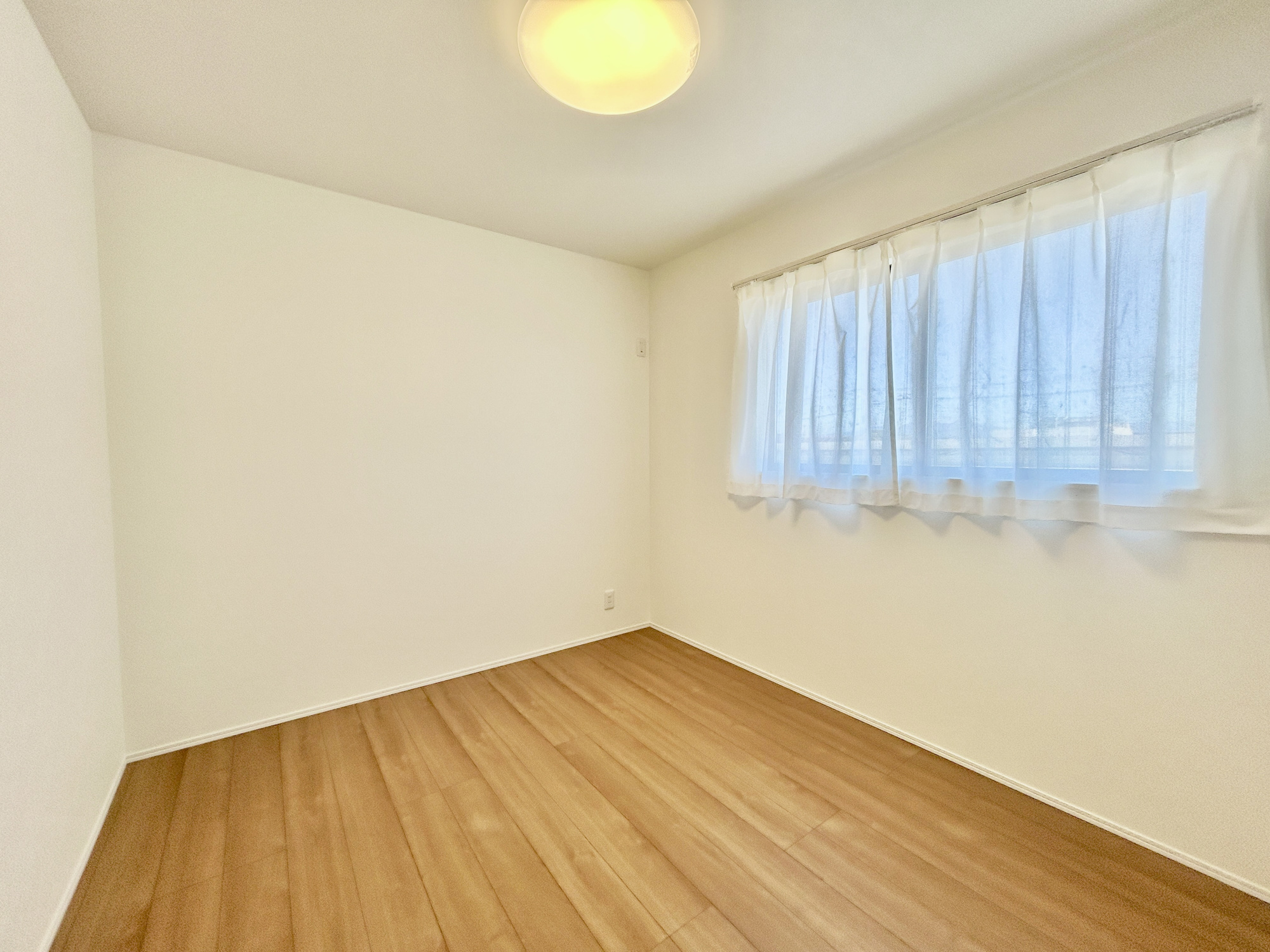 上里町七本木32期　新築住宅全3棟の寝室|木目のフローリングが暖かみのある室内に。明るい寝室で心地のいい朝を迎えられそう。