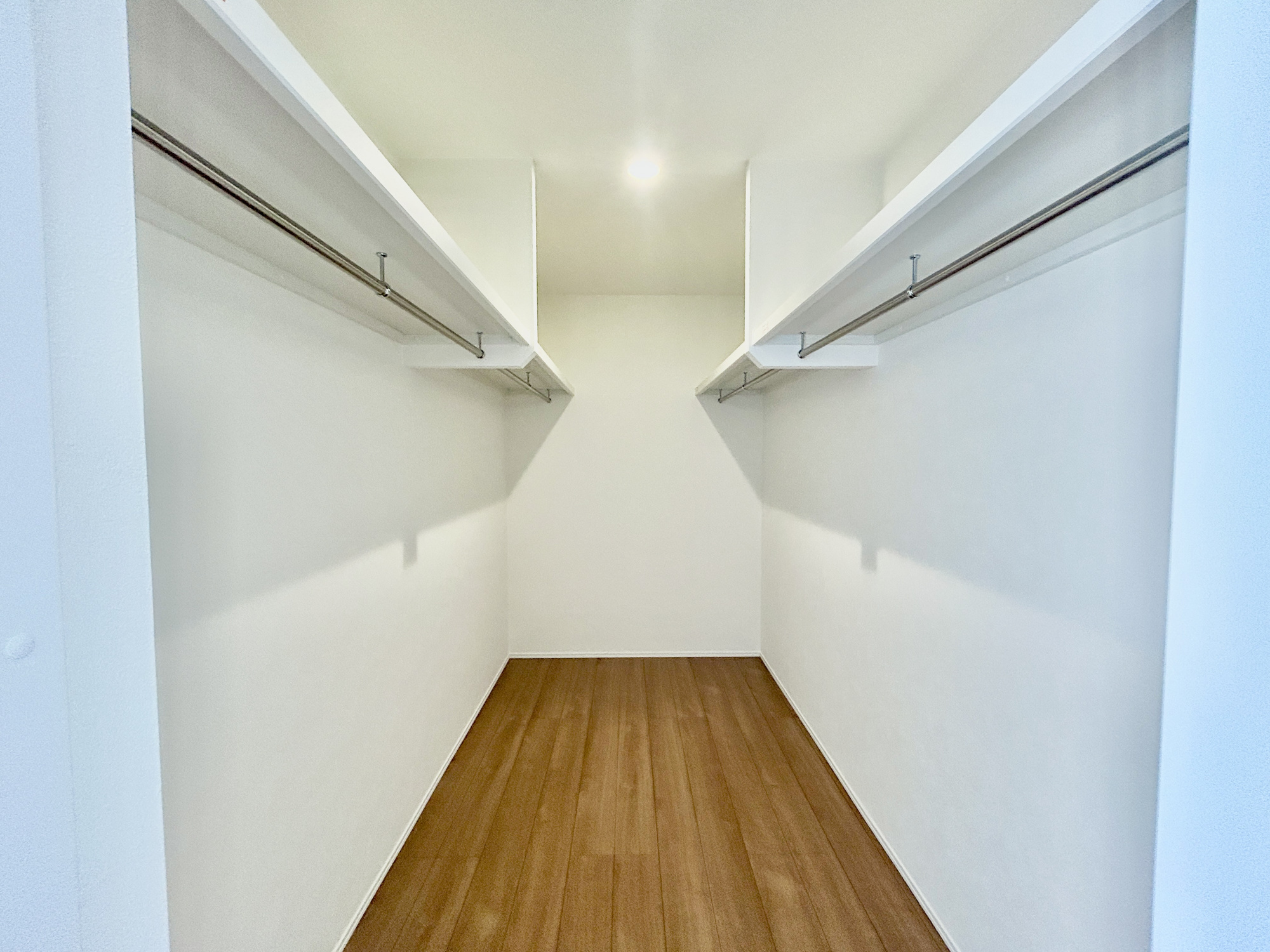 上里町七本木32期　新築住宅全3棟の収納|たくさんのお洋服が入る、ウォークインクローゼット。
お洋服以外にも掃除機やスーツケースなどを一箇所に集約できるのが魅力です♪
収納ケースを置かなくていいのでお部屋の見た目にもスッキリ！
