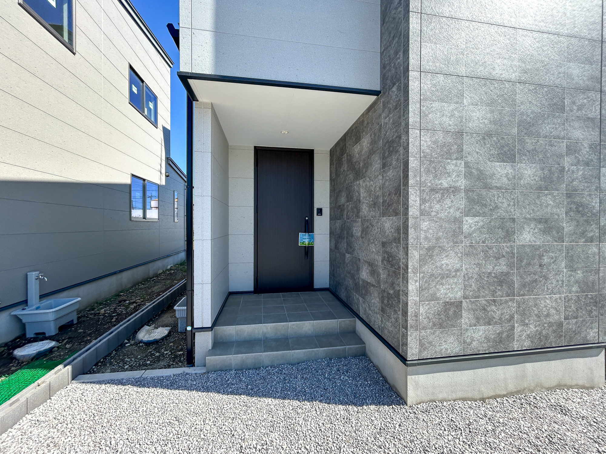 上里町七本木32期　新築住宅全3棟の玄関|明るく優しいイメージの玄関アプローチ。玄関上は屋根があるので雨の心配いらず♪