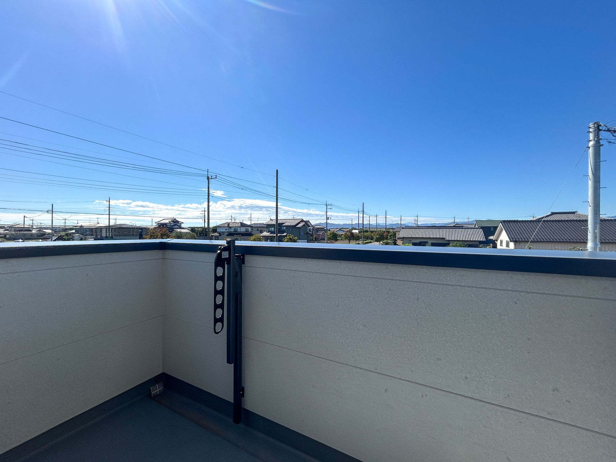 上里町七本木32期　新築住宅全3棟のバルコニー|開放的なバルコニーは見晴らしもよく、太陽の温かな温もりをめいっぱい受け止めてくれます。太陽の光と爽やかな風を受けたお洗濯物はあっという間に乾き、取りこむ時には太陽の匂いを感じられそうですね。
