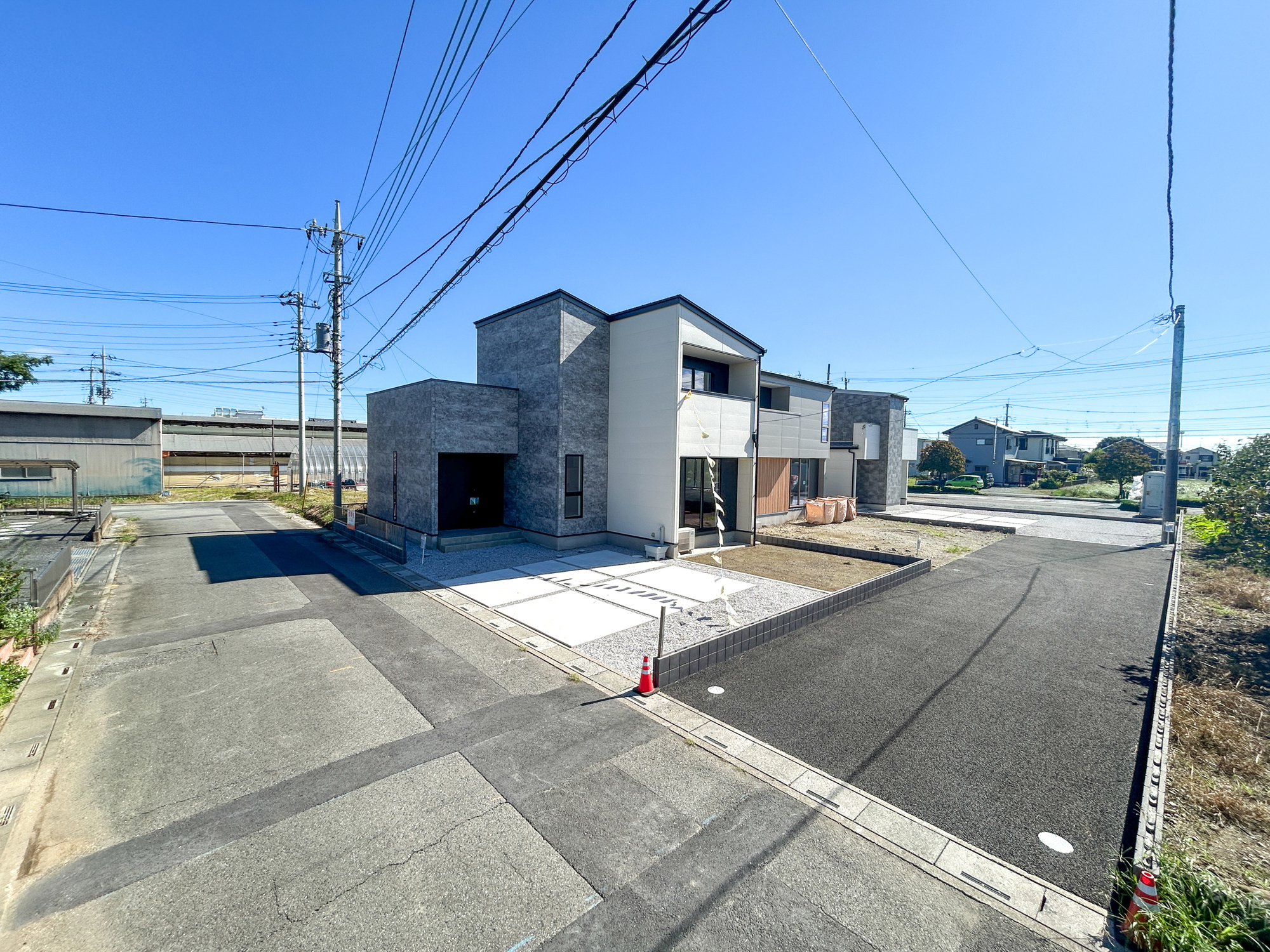 上里町七本木32期　新築住宅全3棟の前面道路含む現地写真|閑静な住宅地で子育て家族にピッタリ。毎日のお散歩も快適な緑に恵まれたエリアで、自然に包まれた穏やかな暮らしを実現するための、ゆとりある住環境が整っています。

