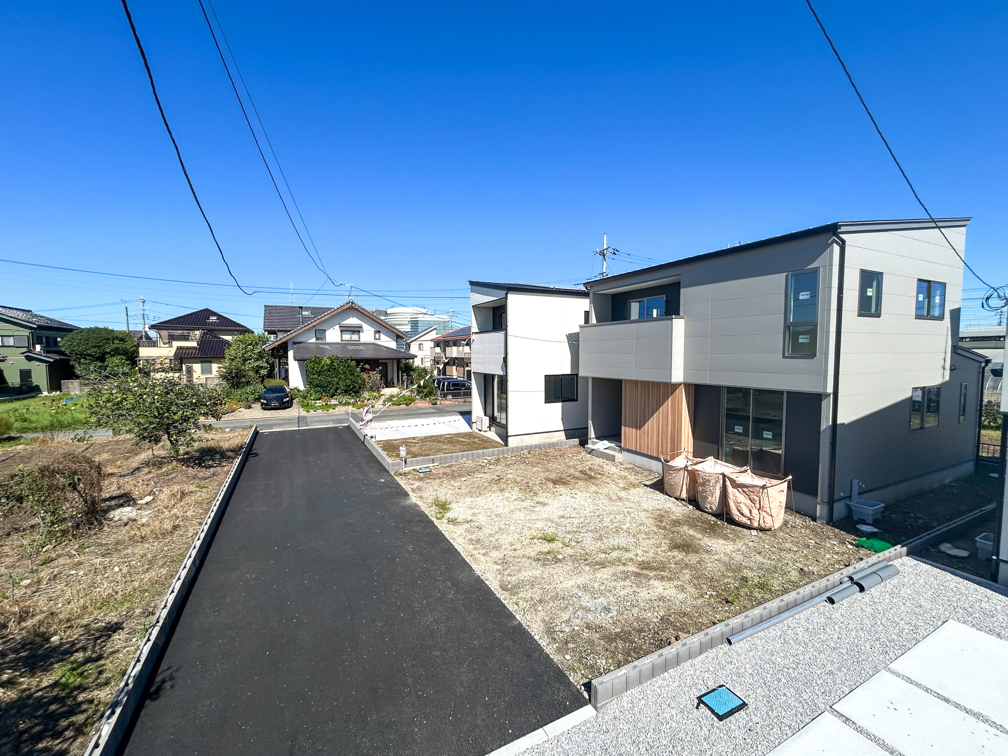 上里町七本木32期　新築住宅全3棟の前面道路含む現地写真|低層の一戸建てを中心とした街並みが整然と続き、周辺は高い建物が建っていないので、採光や開放性に恵まれ、空が広く緑の多い閑静な趣を感じる環境です。

