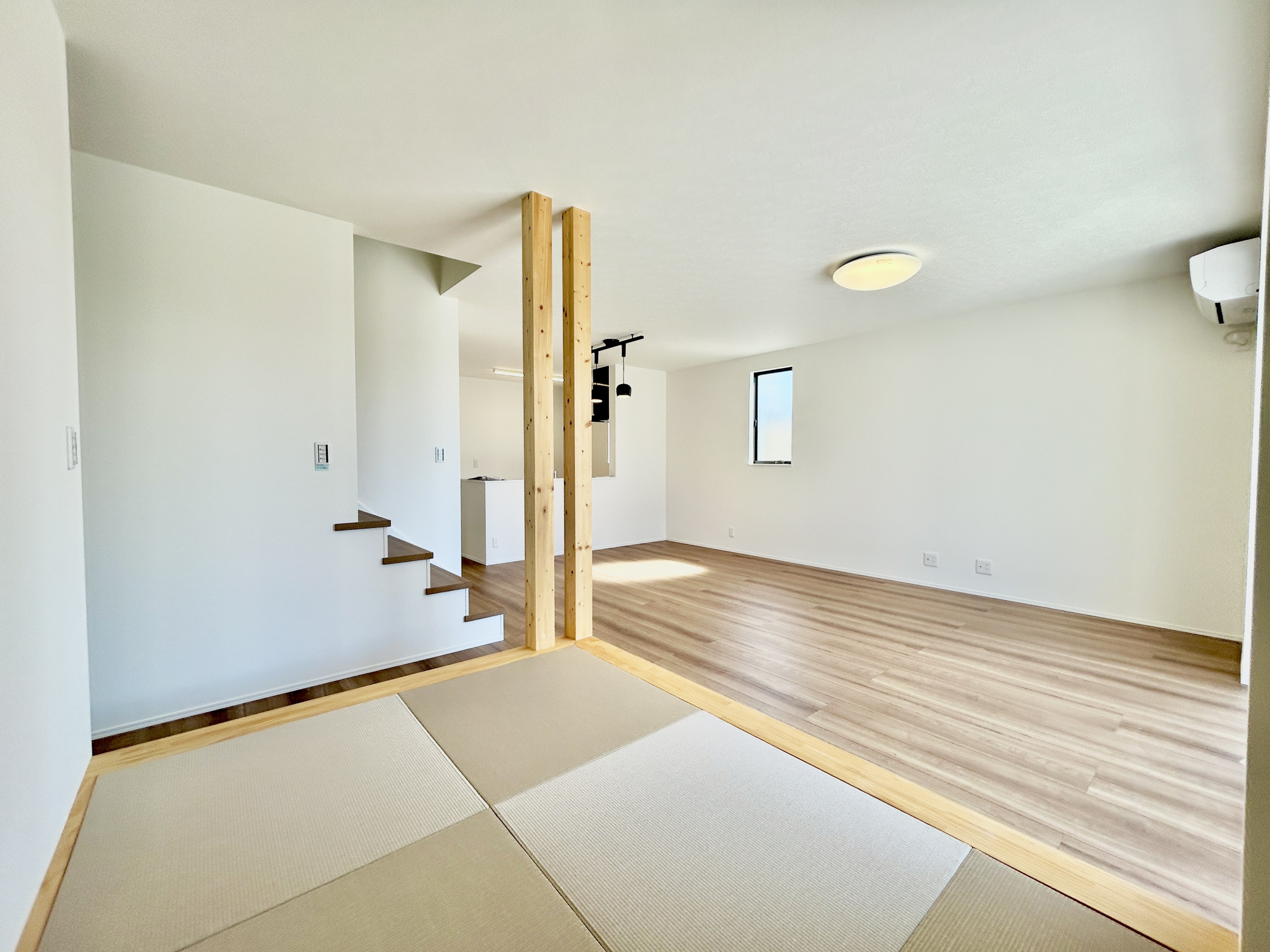 上里町七本木32期　新築住宅全3棟の居間・リビング|オープンな空間を生み出す、こだわりの広がりとゆとり。家族と過ごす時間を大切にしたい方にぴったりの明るくゆとりある住空間です。窓からの日差しがリビングの隅々までしっかりと届きます！ 