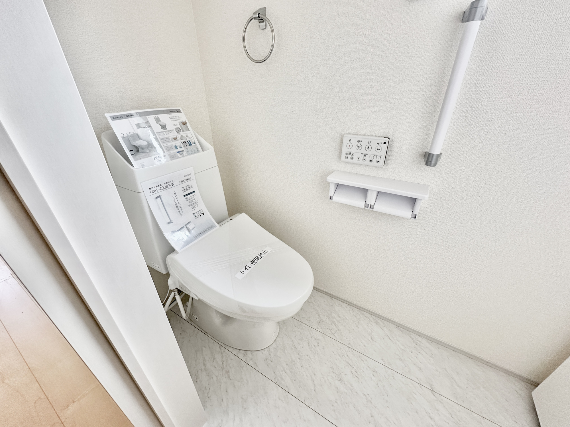第５栃木市岩舟町静和　新築住宅全２棟のトイレ|節水型でエコなトイレには、今では当たり前の洗浄付き。便座を温める機能もついていて、居心地良くてトイレから出られなくなるかも！換気用に換気扇はもちろん、窓も着いているので常に快適ですね♪