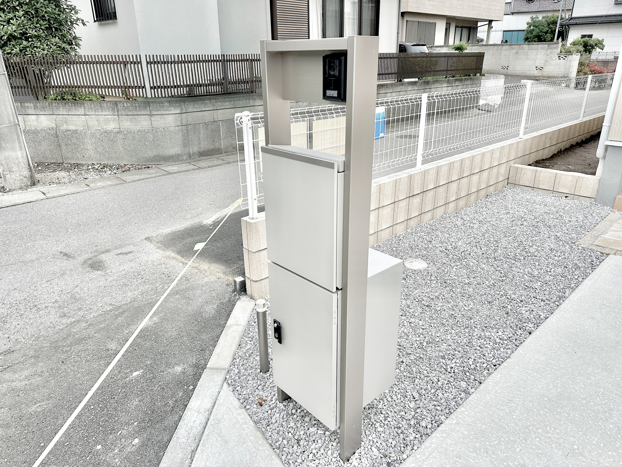 第５栃木市岩舟町静和　新築住宅全２棟の設備|おしゃれな機能ポールにはポスト、インターフォン、表札設置可能です♪