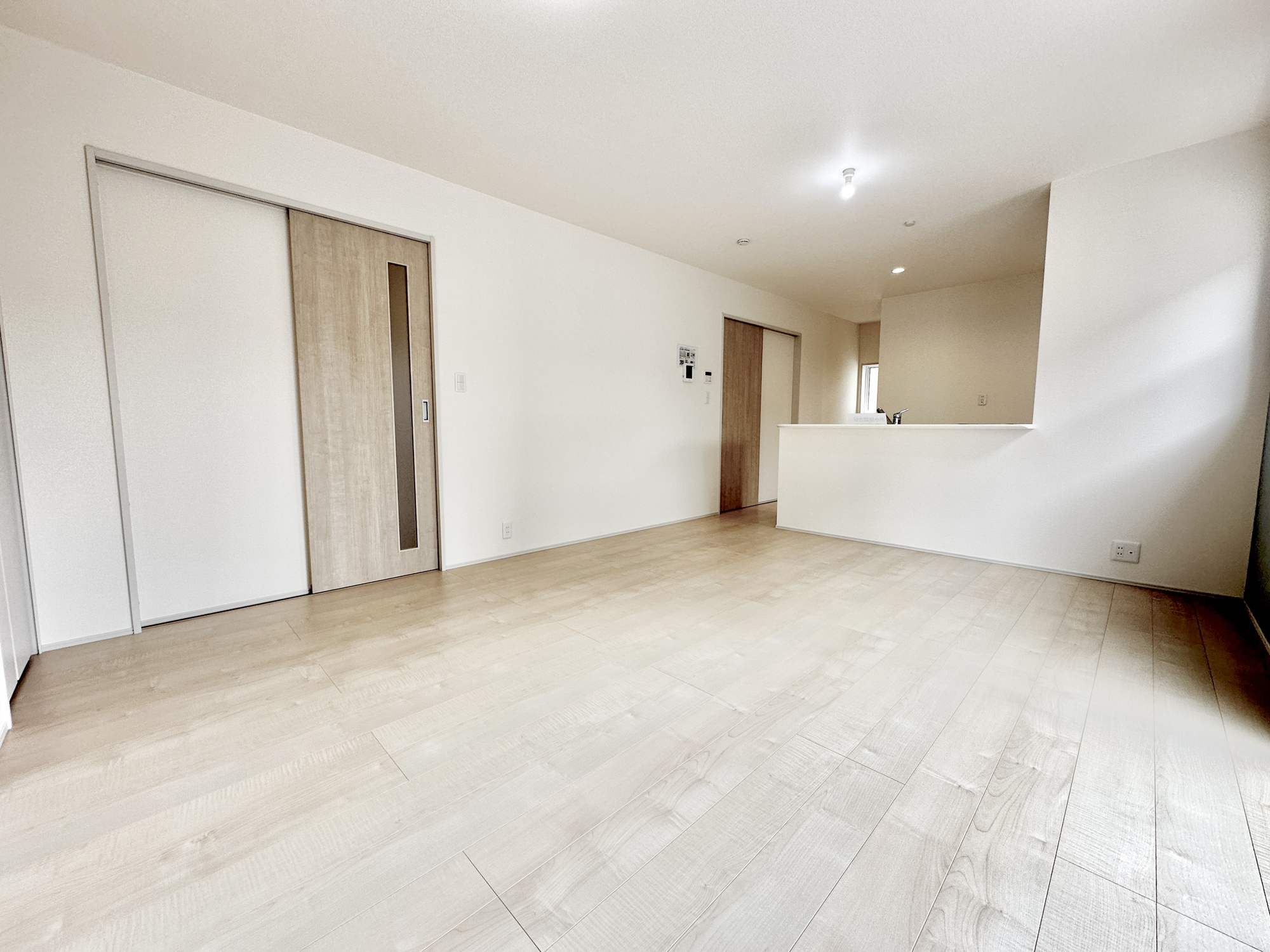 第５栃木市岩舟町静和　新築住宅全２棟の居間・リビング|オープンな空間を生み出す、こだわりの広がりとゆとり。家族と過ごす時間を大切にしたい方にぴったりの明るくゆとりある住空間です。南側の窓からの日差しがリビングの隅々までしっかりと届きます！ 