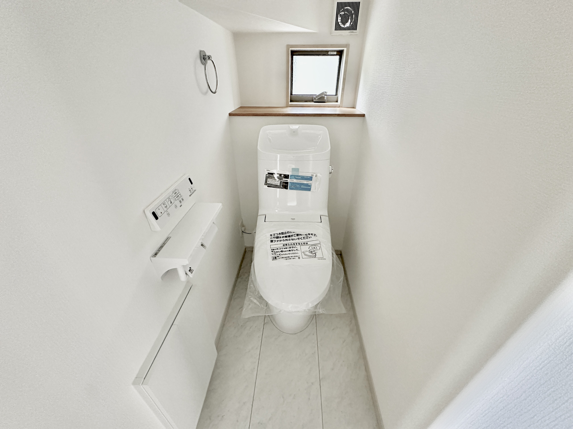 那須塩原市埼玉の新築一戸建のトイレ|節水型でエコなトイレには、今では当たり前の洗浄付き。便座を温める機能もついていて、居心地良くてトイレから出られなくなるかも！換気用に換気扇はもちろん、窓も着いているので常に快適ですね♪