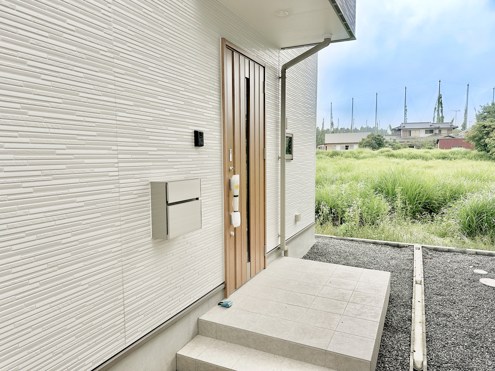 那須塩原市埼玉の新築一戸建の玄関|玄関上は屋根があるので雨の心配いらず♪