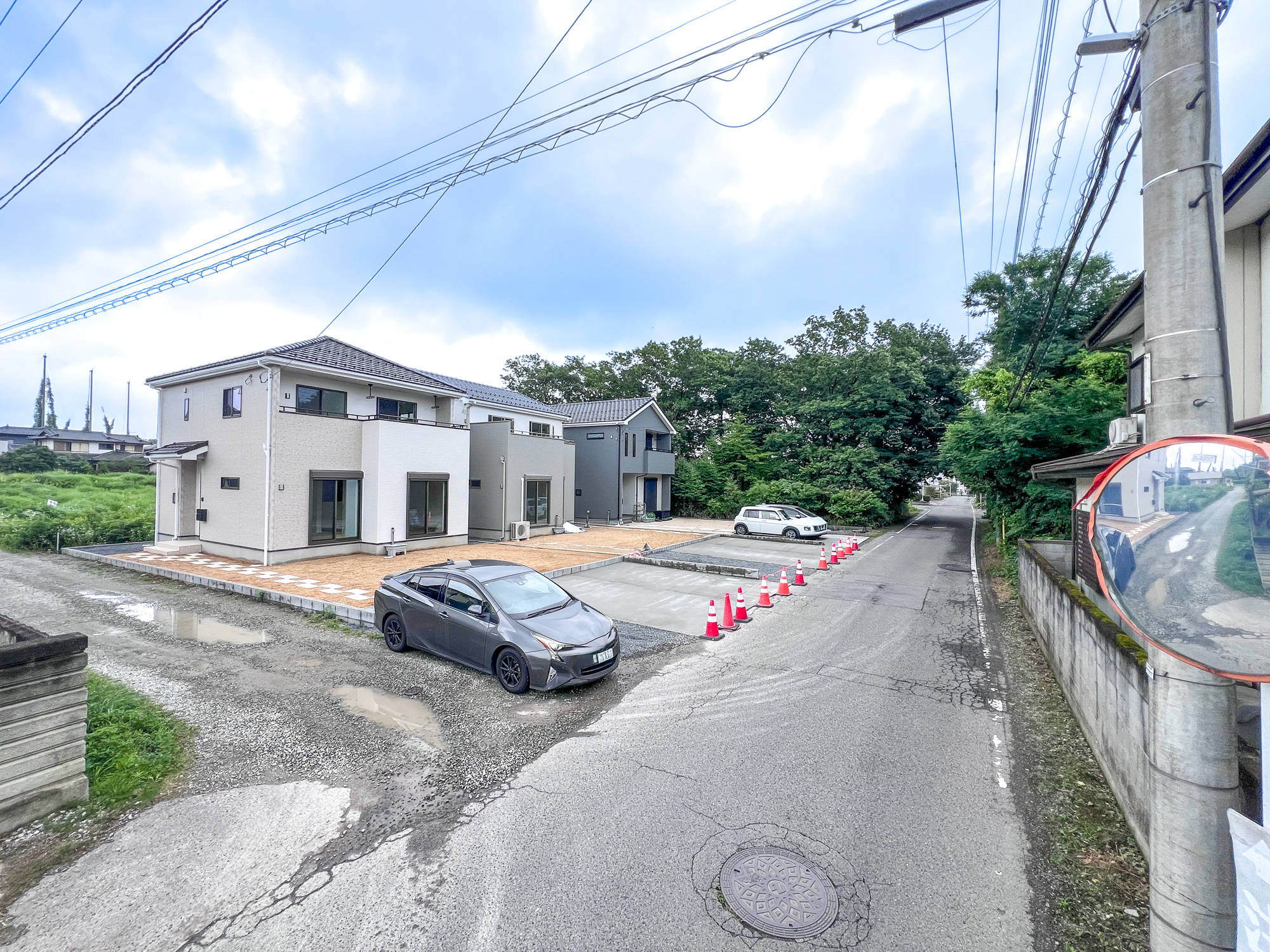 那須塩原市埼玉の新築一戸建の前面道路含む現地写真|閑静な住宅地で子育て家族にピッタリ。毎日のお散歩も快適な緑に恵まれたエリアで、自然に包まれた穏やかな暮らしを実現するための、ゆとりある住環境が整っています。

