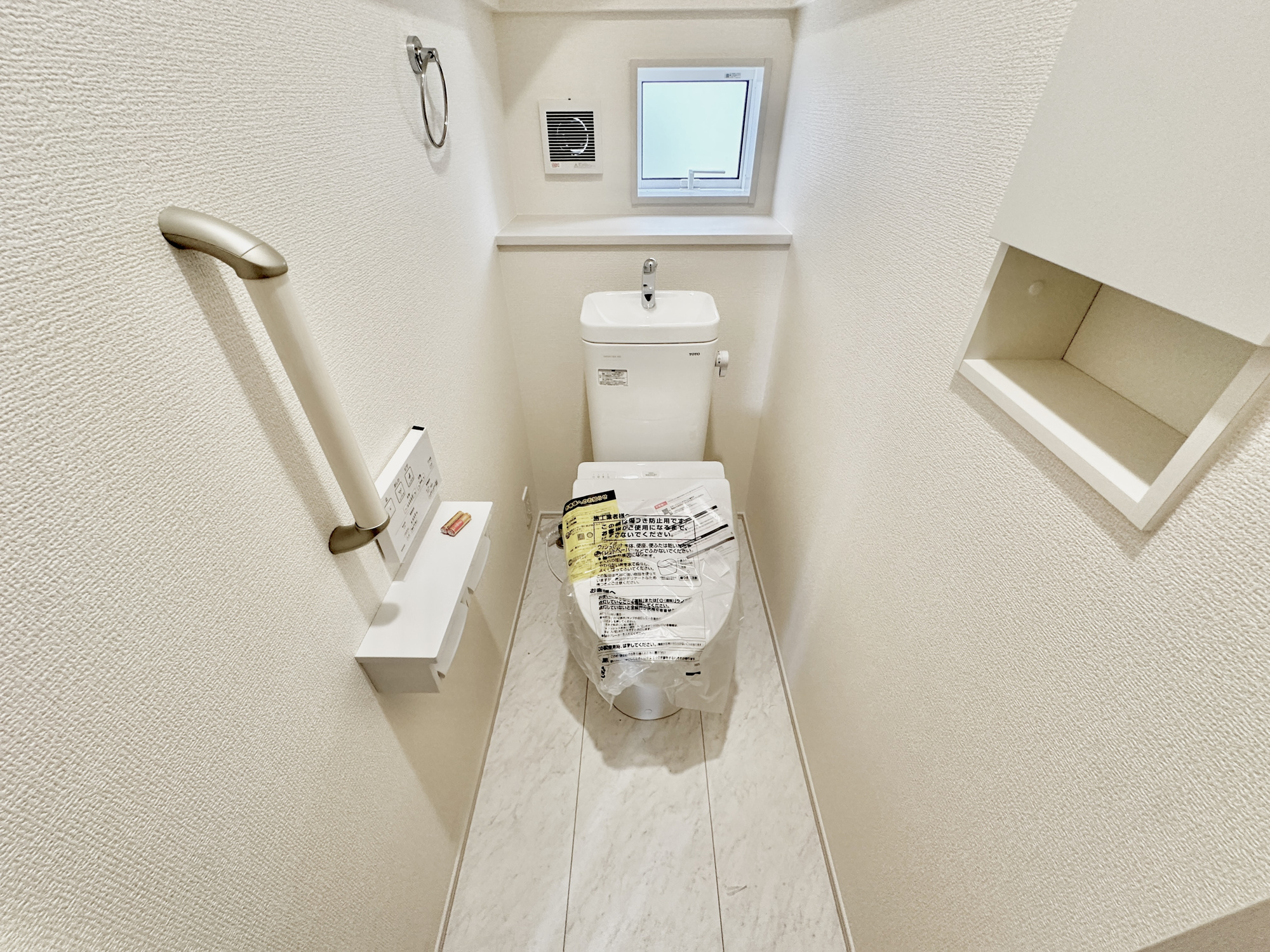 宇都宮市鶴田町の新築一戸建のトイレ|節水性能の高いトイレはもちろんウォシュレット付き♪便器のフチがないタイプなので、お掃除もサッとひと拭きでOK！