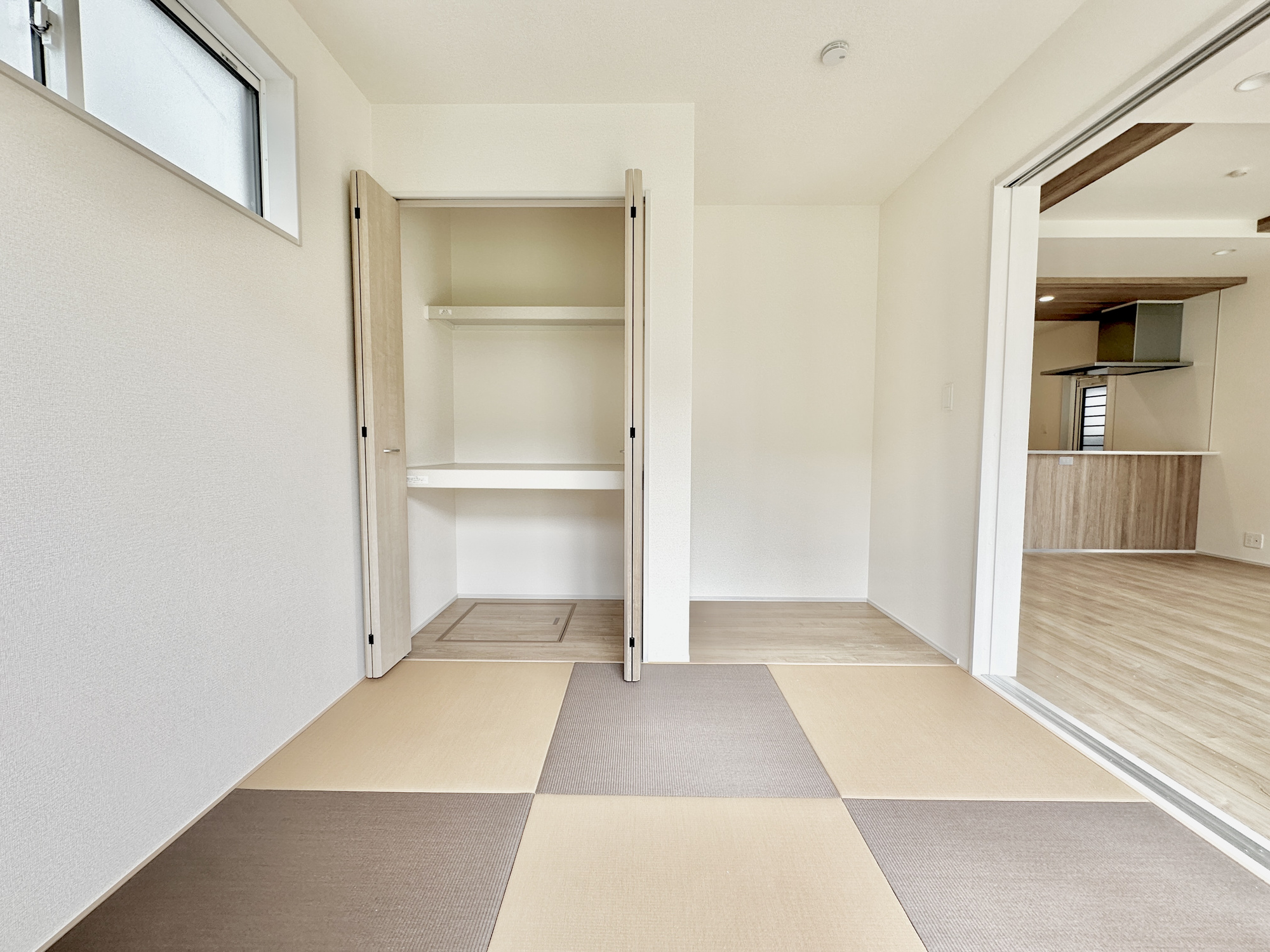 宇都宮市鶴田町の新築一戸建の和室|大きな窓からたっぷりの日差しが降り注ぐ明るい室内です。おしゃれな畳もアクセントになっています♪